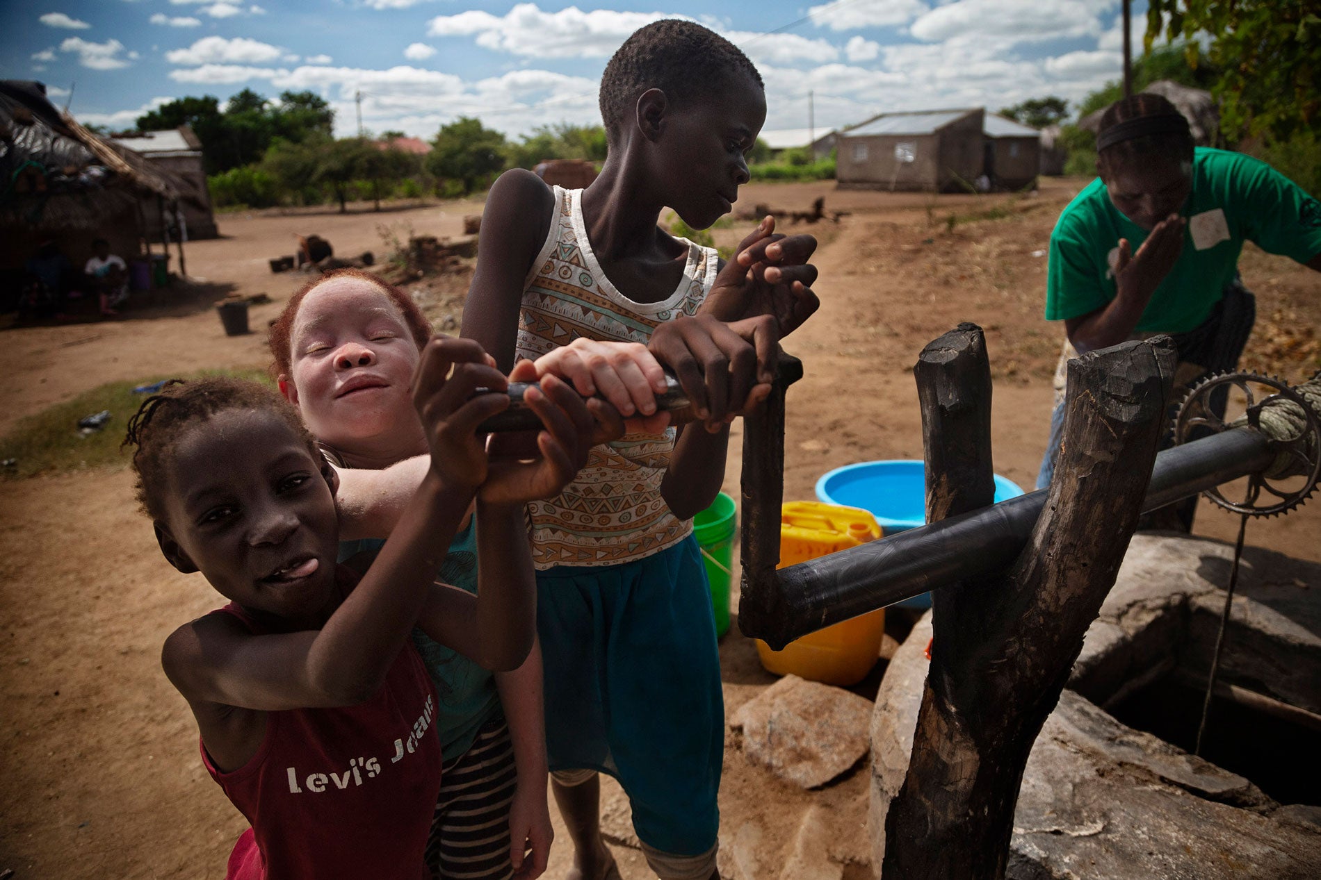 Josina (tweede van links) speelt met Luisa (links), haar beste vriendin en nichtje. Beide meisjes waren toen acht jaar.