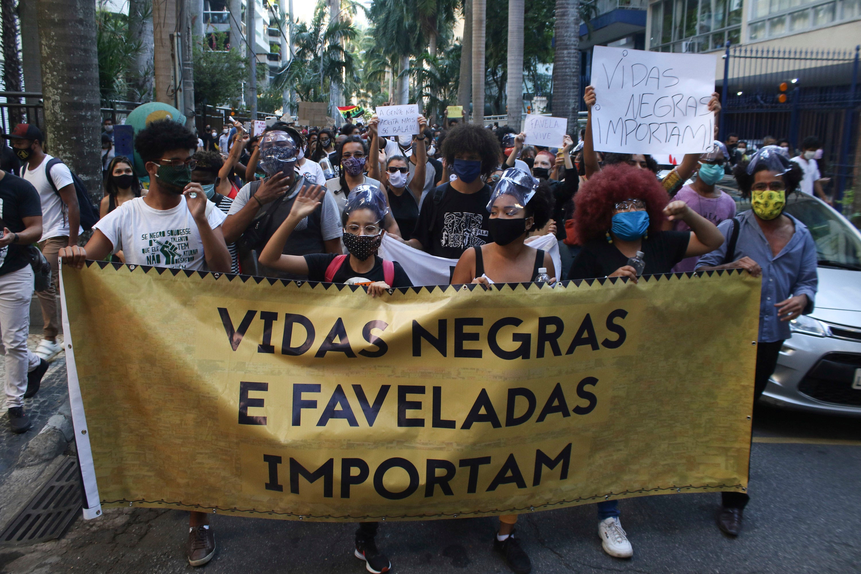 Manifestantes durante protesto contra a violência policial em frente ao Palácio do Guanabara, residência oficial do governador do Rio de Janeiro, em 31 de maio de 2020. 