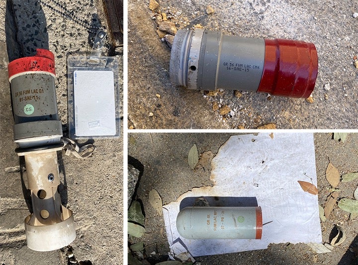 Trois cartouches de gaz lacrymogène retrouvées par HRW peu après les manifestations du 8 août 2020 à Beyrouth, au Liban. À gauche : une grenade G1 CS de calibre 56 mm fabriquée par la société française Alsetex en 2011, pouvant être lancée à 200 m. Ses six capsules créent un nuage de gaz lacrymogène CS sur une superficie de 800 à 1 000 m², d’une hauteur de 3 à 5 mètres. À droite (en haut) : une grenade lacrymogène et fumigène CM6 CS, également fabriquée par Alsetex en 2015. À droite (en bas) : une grenade la