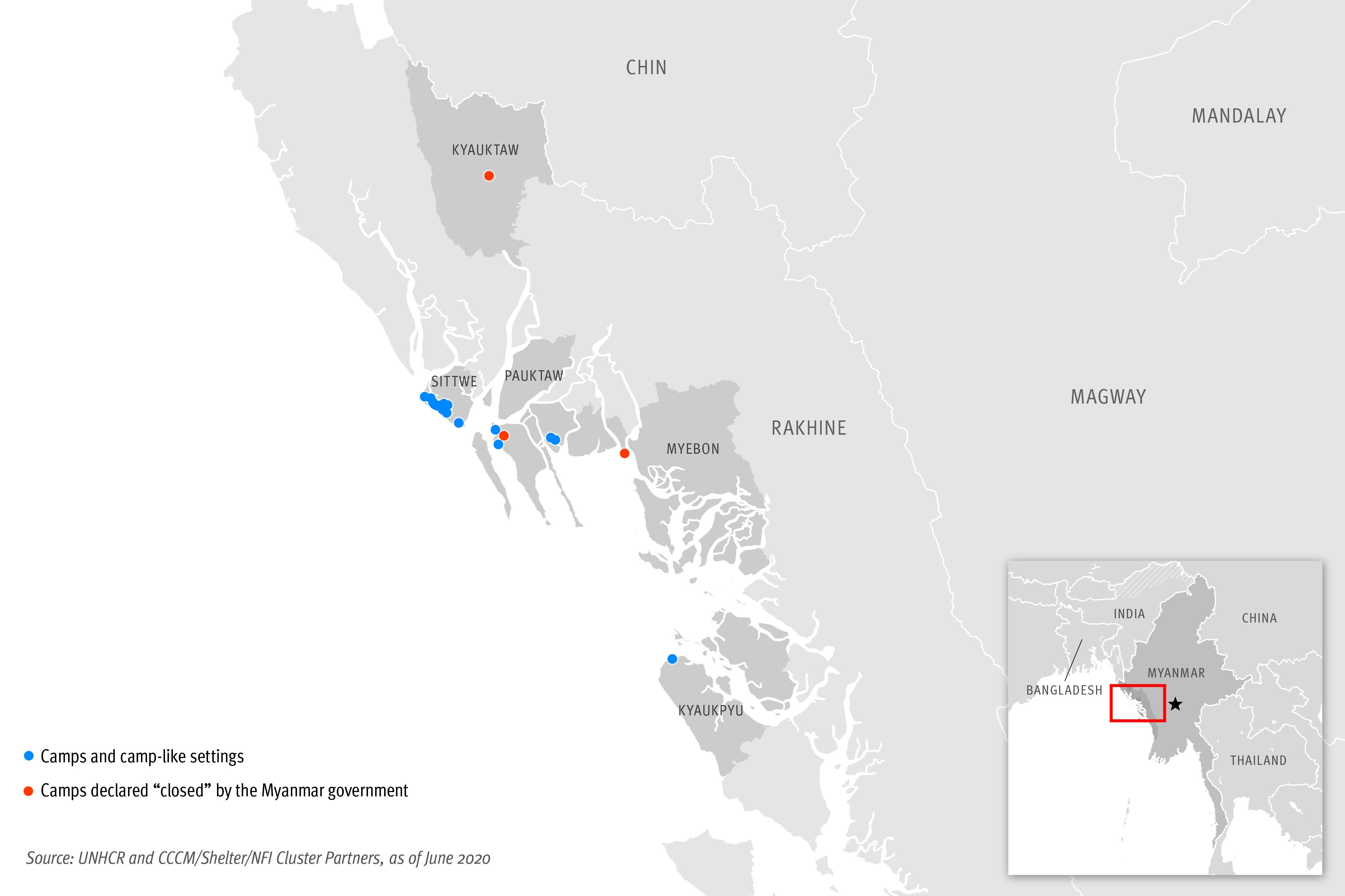 Carte montrant les emplacements des principaux camps où sont confinés des Rohingyas dans l’État de Rakhine, dans l'ouest du Myanmar. Points bleus : camps qui sont encore officiellement ouverts. Points rouges : camps qui sont officiellement « fermés ».