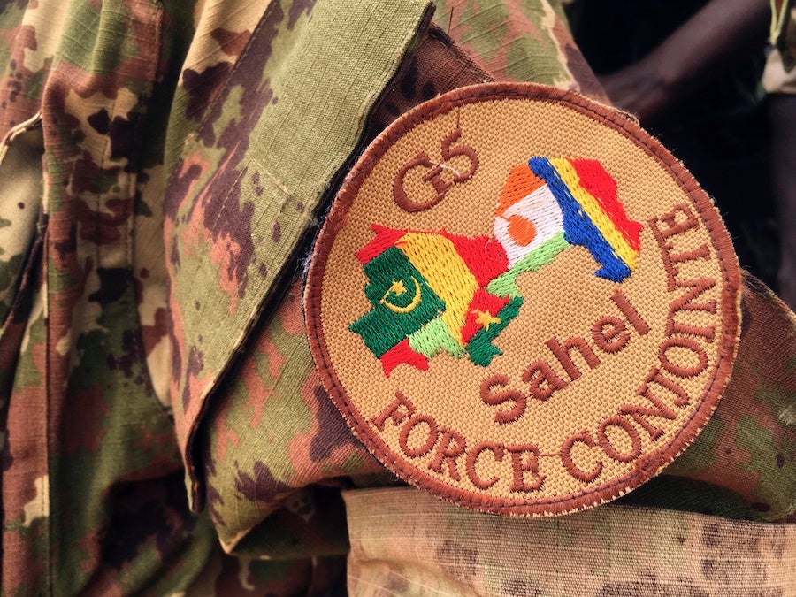 Un soldat monte la garde devant le siège de la force antiterroriste du G5-Sahel au Mali, le 30 mai 2018. 