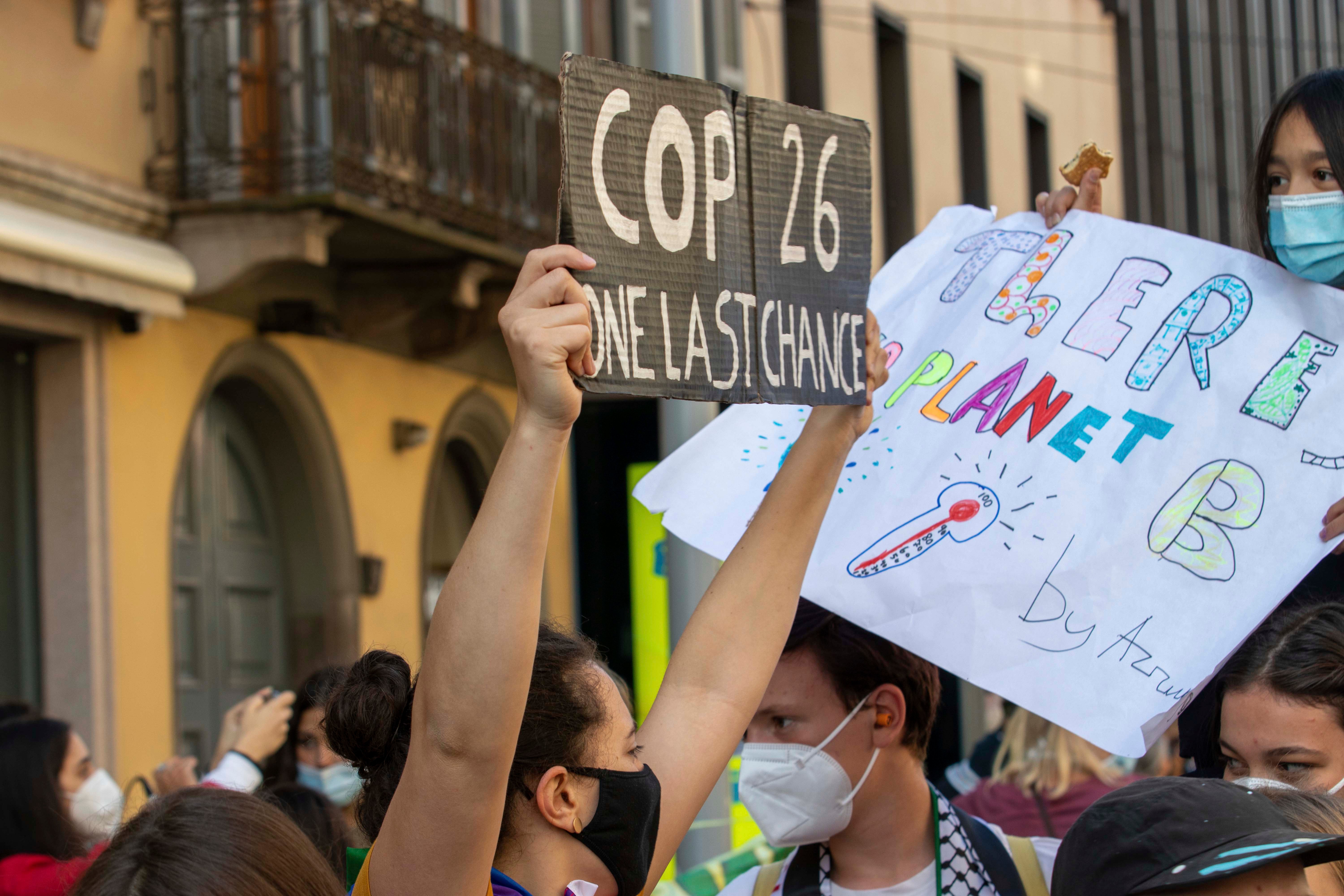 Une jeune manifestante brandissait un placard avec le message « COP26 One last chance » (« COP 26 Une dernière chance ») lors d’un rassemblement de jeunes militants dans le cadre du mouvement « Fridays for Future », à Milan, en Italie, le 1er octobre 2021.