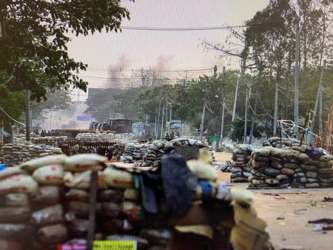 Ces sacs de sable avaient été mis en place par des manifestants sur Hlaing River Road, principale rue de Hlaing Tharyar, au Myanmar, le 14 mars 2021. 