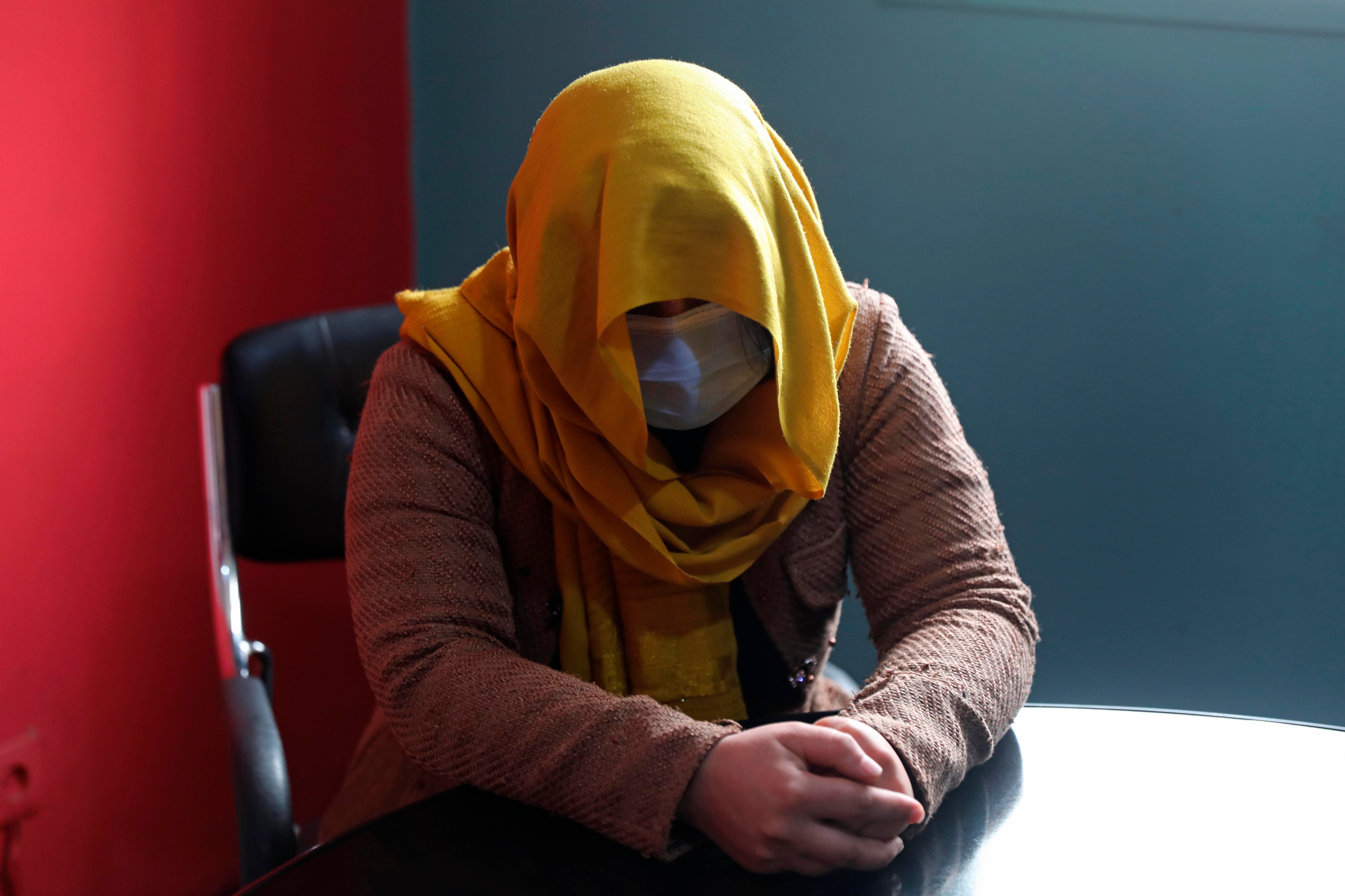 A TV presenter from southern Afghanistan hides her identity for security concerns as she gives an interview to The Associated Press in Kabul, February 3, 2022. © 2022 AP Photos/Rahmat Gul