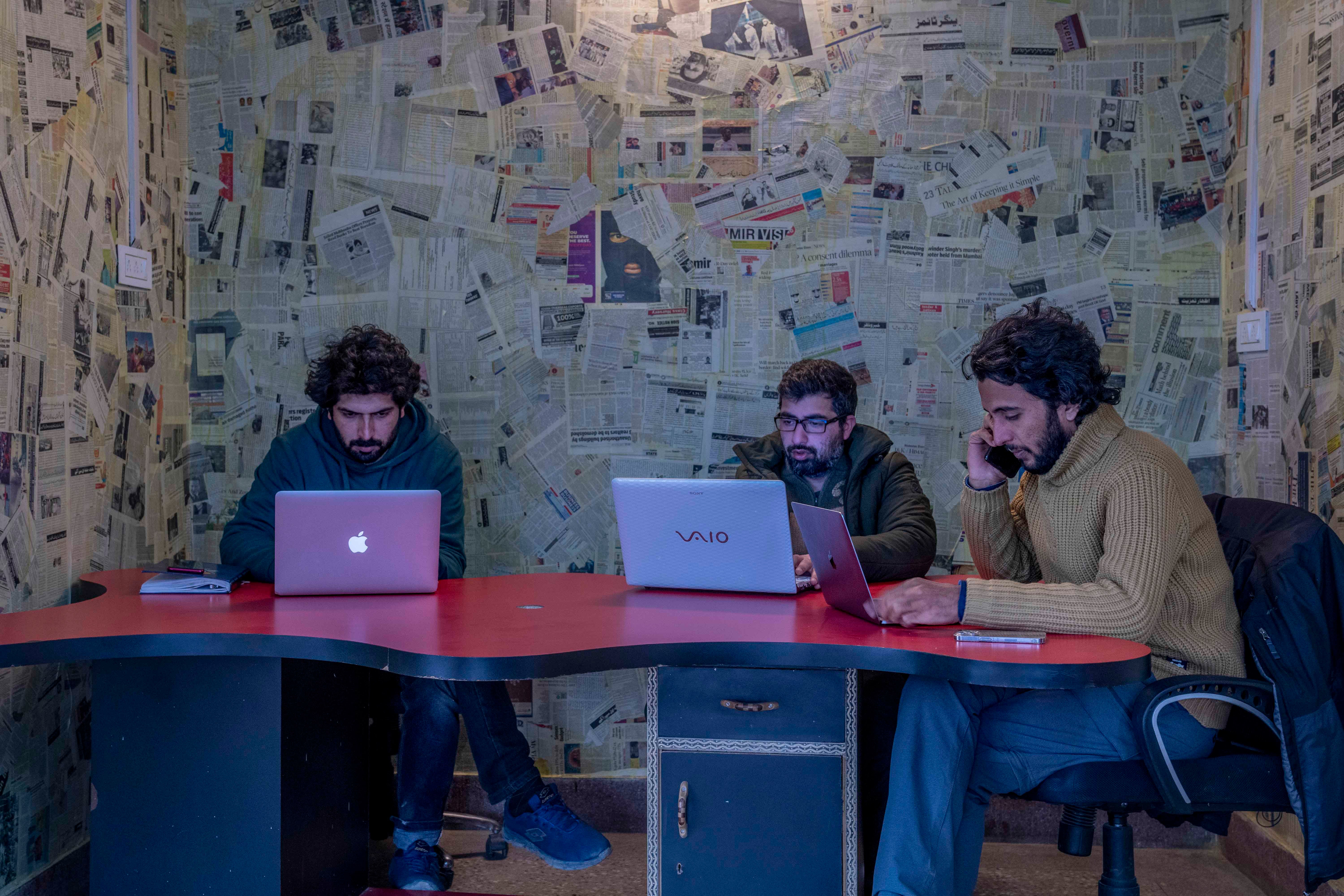 कश्मीर स्थित समाचार वेबसाइट कश्मीर वाला के प्रधान संपादक फहद शाह, श्रीनगर में अपने कार्यालय में, दायीं ओर बैठे हुए, भारत, जनवरी 21, 2022.