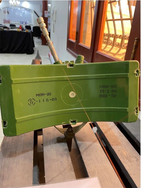 مشهد خلفي للغم "إم أو إن-90" مجهز بسلك تفجير من سلسلة "إم يو في" الذي تشغّله الضحية معروض في مقر "منظمة  الحقول الحرة"، طرابلس، ليبيا، مارس/آذار 2022.