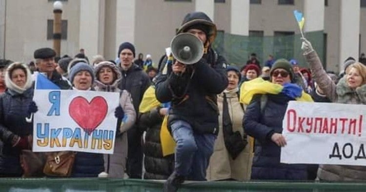Arkadii Dovzhenko lors d’une manifestation à Kherson, en Ukraine, le 9 mars 2022.