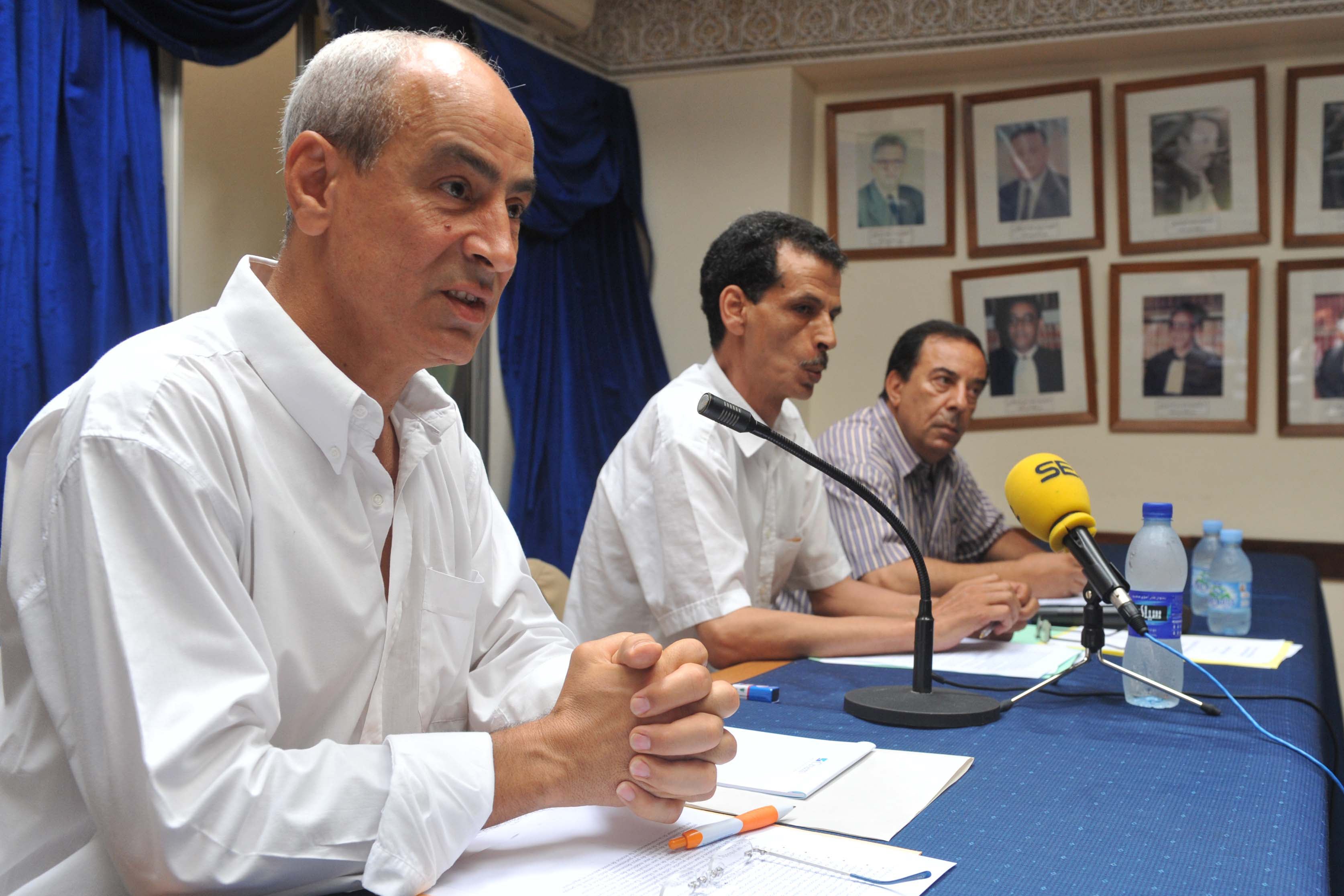 Fouad Abdelmoumni (à gauche) et deux autres membres de la coalition « Monarchie parlementaire maintenant » parlaient aux médias marocains lors d’une conférence de presse à Rabat, le 28 juin 2011. 