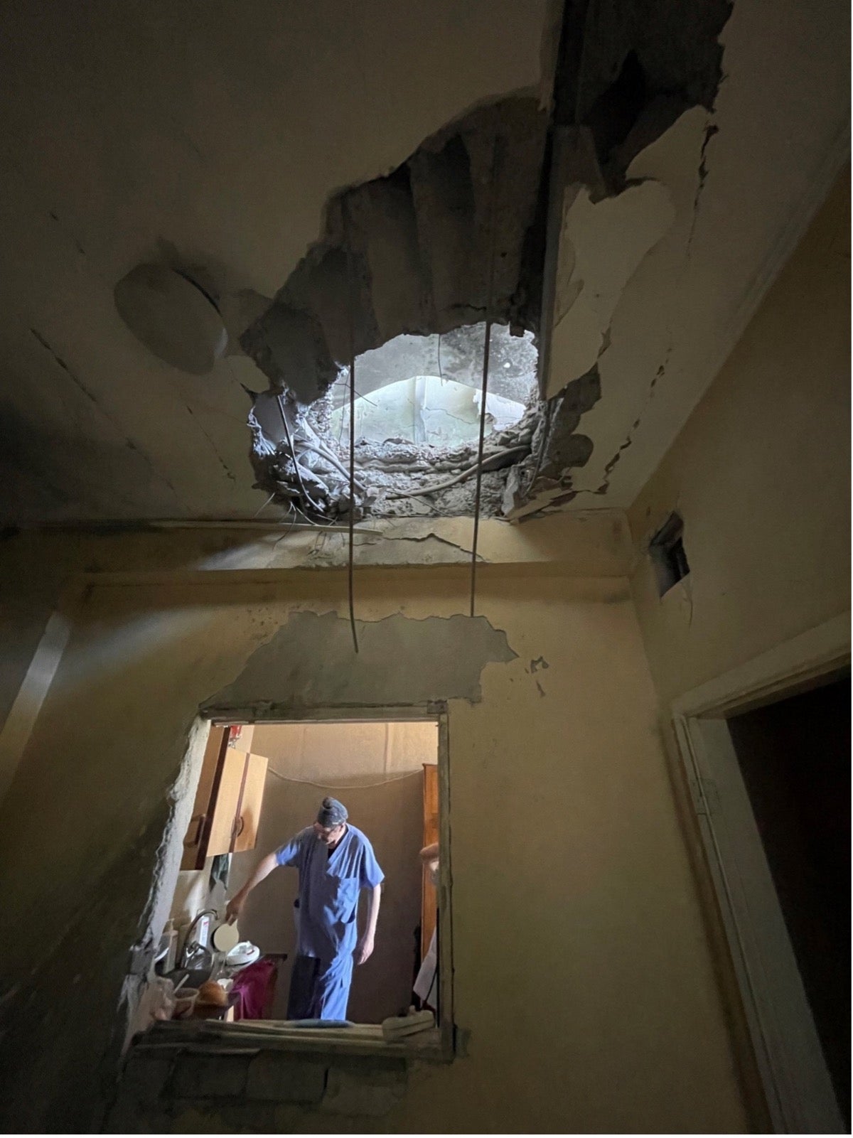 On June 26, an Uragan cluster munition rocket hit the roof of the Kharkiv’s Regional Trauma Hospital, a seven-story building in the Saltivka neighborhood of Kharkiv city. The rocket remnant pierced the roof, penetrated through the technical and 7th floors, and stopped on the 6th floor, June 27, 2022. 