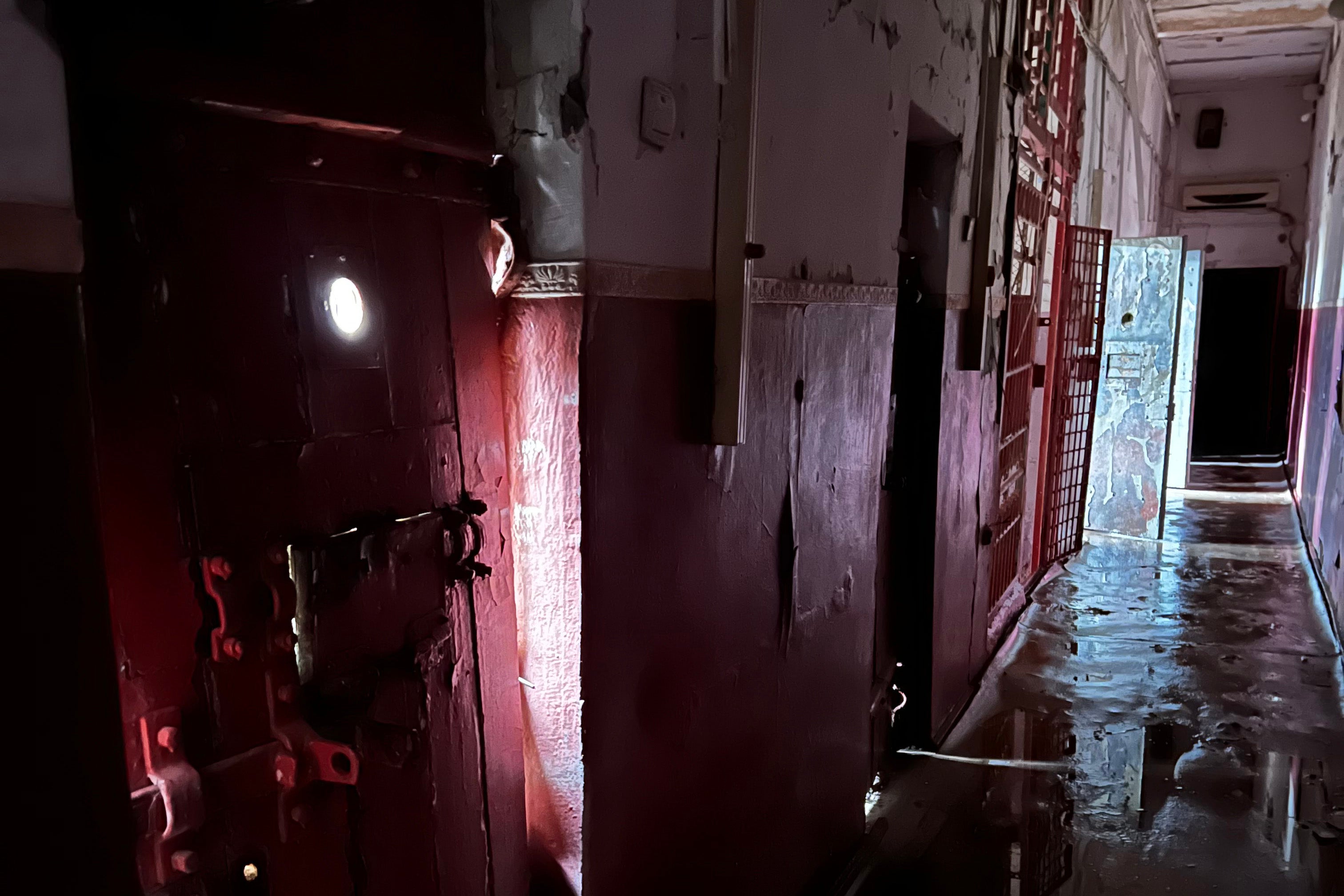 Un couloir menant à des cellules au Poste de police central d’Izioum, en Ukraine, où les forces russes ont détenu plusieurs personnes. Photo prise le 23 septembre 2022.