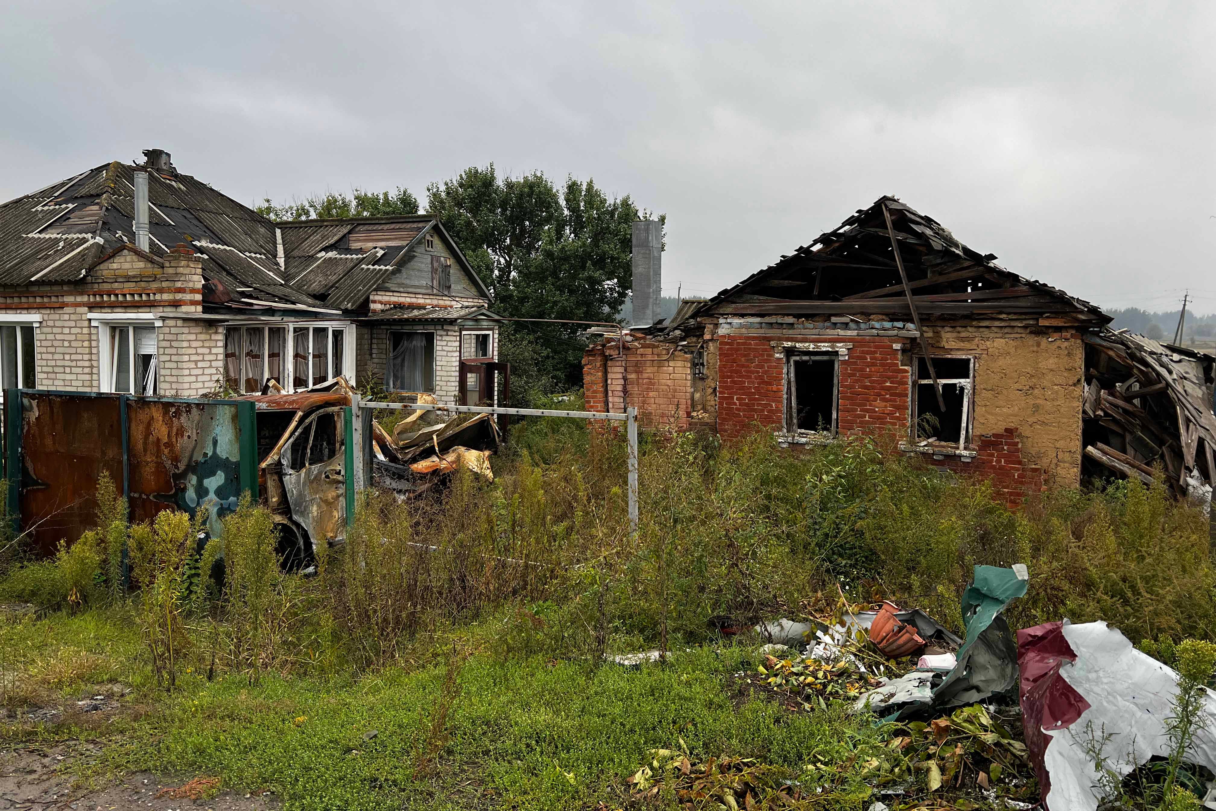 Mit Russland verbündete Streitkräfte haben Männer in einem Keller hinter diesen Häusern, die sie im März und April im Dorf Kapytolivka in der Region Charkiw besetzt hatten, festgehalten und gefoltert. 28. September 2022. 