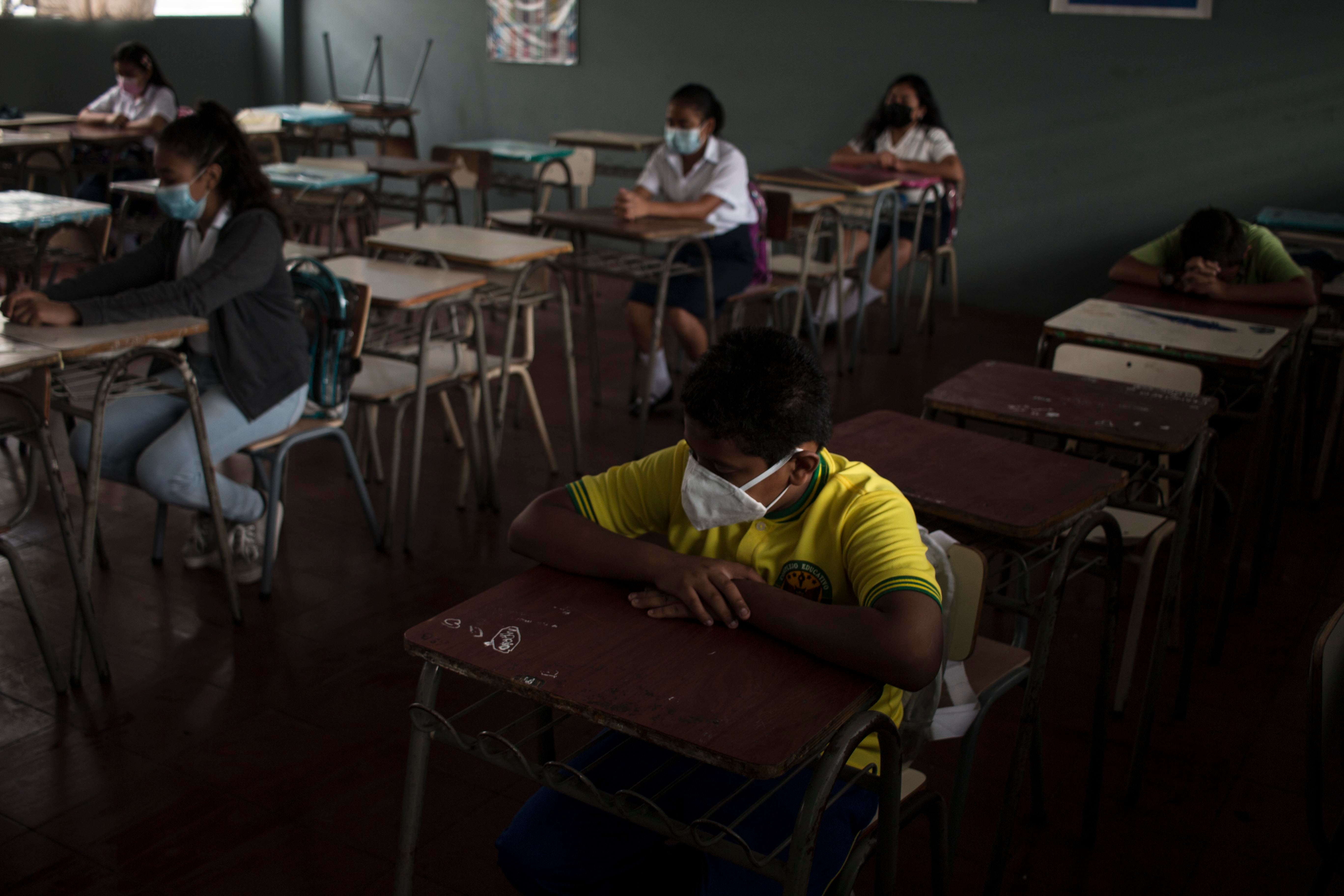  Students in a classroom in San Salvador, El Salvador, April 7, 2021. © AP Photo / Víctor Peña