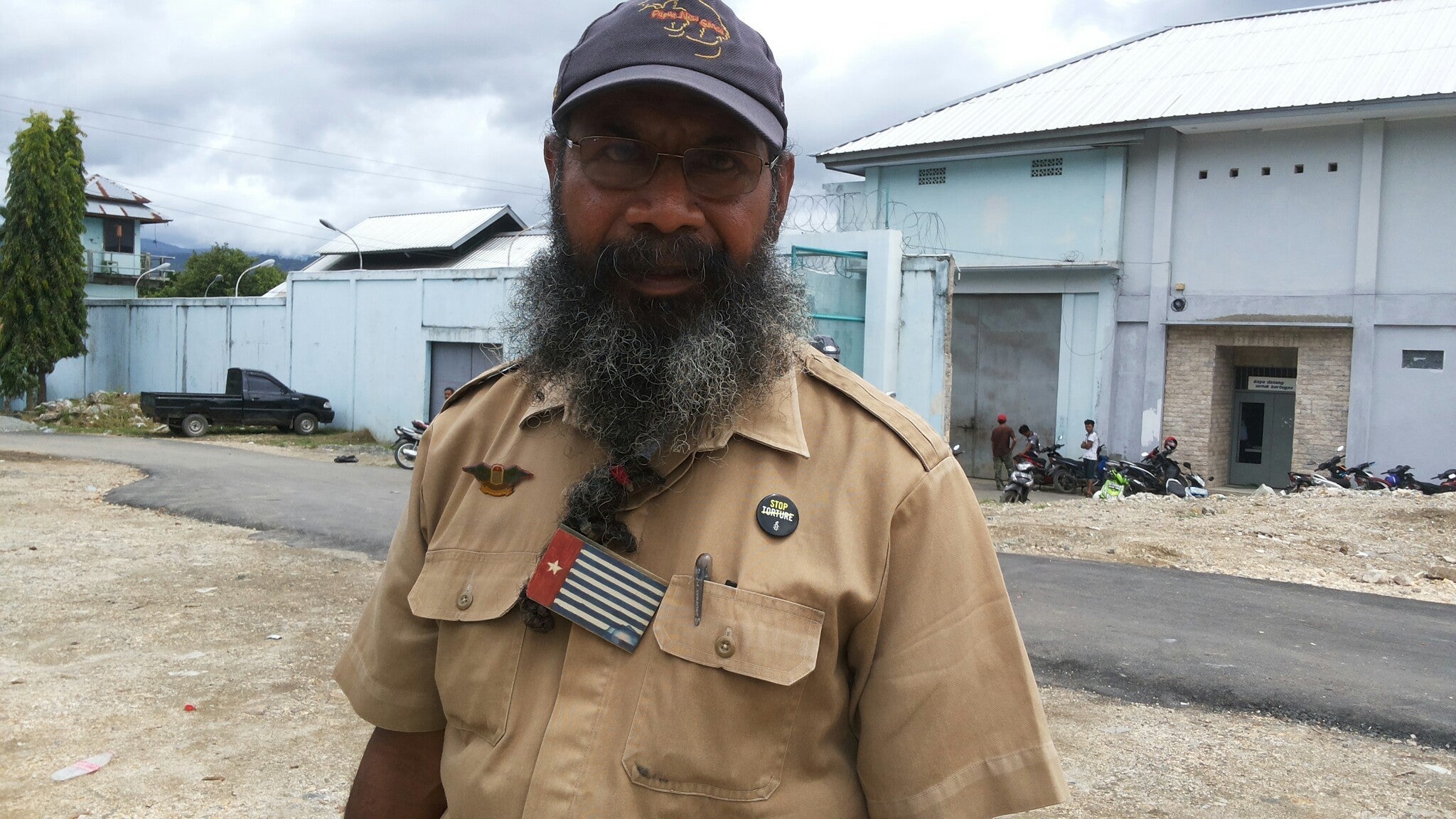 Filep Karma di luar Penjara Abepura di Jayapura, Indonesia