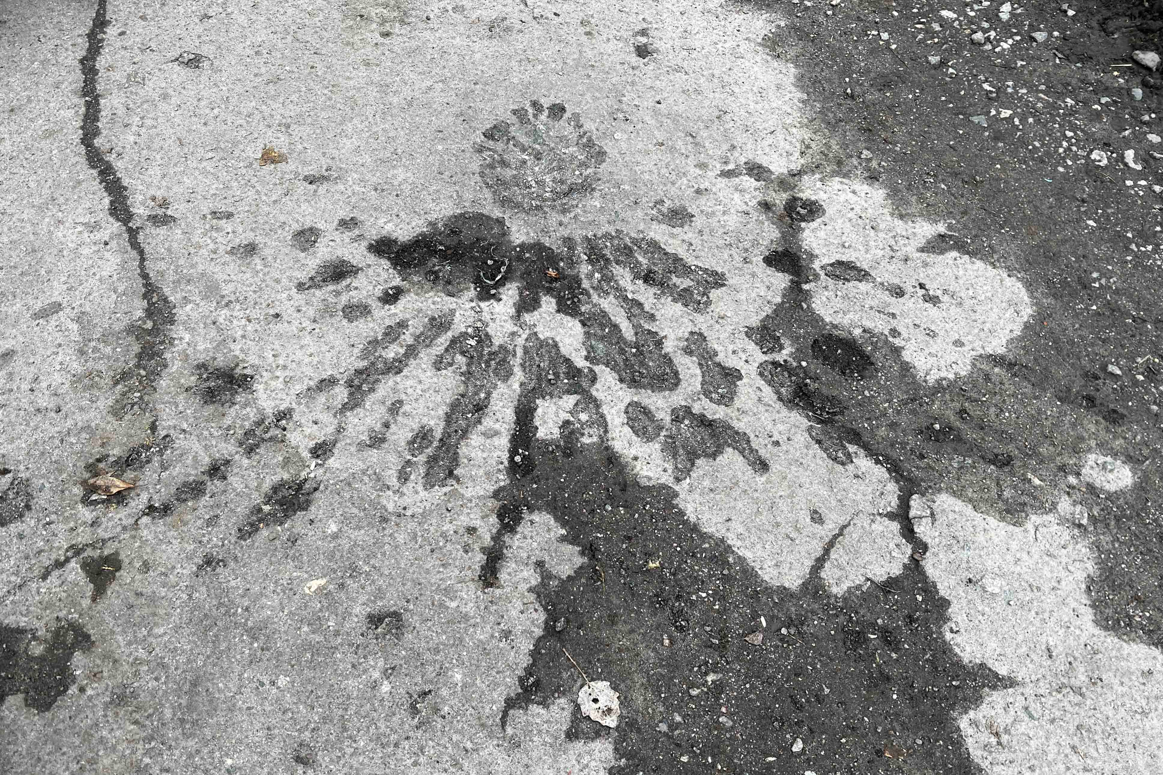 Характерный след, который обычно остается от разлетающихся осколков при применении кассетных боеприпасов. Данный след остался после того, как 21 ноября густонаселенный район Херсона подвергся обстрелу, в результате которого трое мирных жителей получили ранения. Фото сделано 22 ноября 2022 г