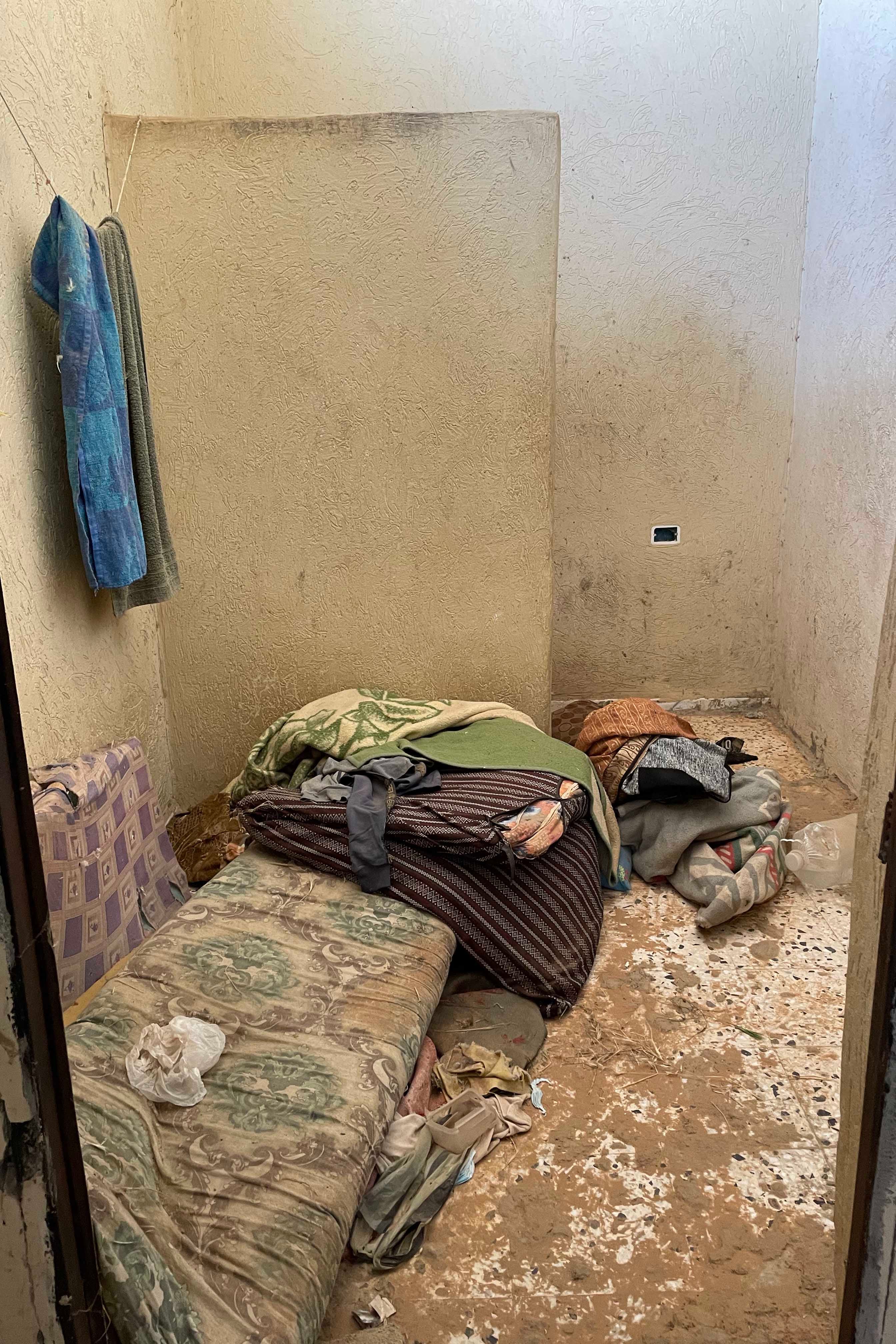 زنازين مهجورة في "سجن الدعم المركزي" في ترهونة، الذي كان سابقا تحت سيطرة ميليشيا الكانيات التي استخدمته مركزا للاستجواب، والاحتجاز، والتعذيب.