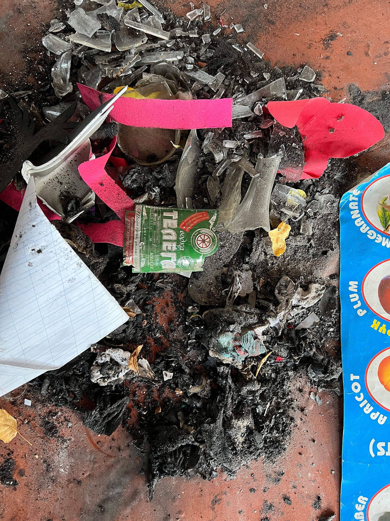 Остатки водочной бутылки таджикистанского производства внутри сгоревшей школы в селении Ак-Сай. Бутылка предположительно использовалась для изготовления «коктейля Молотова». Кыргызстан. © 2022 Jean-Baptiste Gallopin/Human Rights Watch