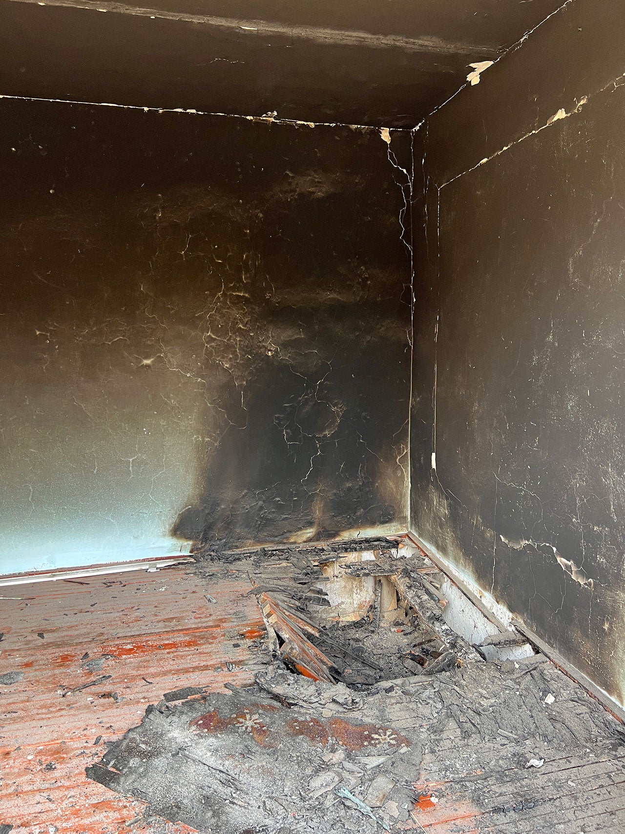 Поврежденное огнем внутреннее помещение одного из домов в селении Ак-Сай. Такие повреждения в результате, предположительно, умышленных поджогов таджикистанскими силами 16 сентября 2022 г. присутствуют во многих домах. Кыргызстан. © 2022 Jean-Baptiste Gallopin/Human Rights Watch