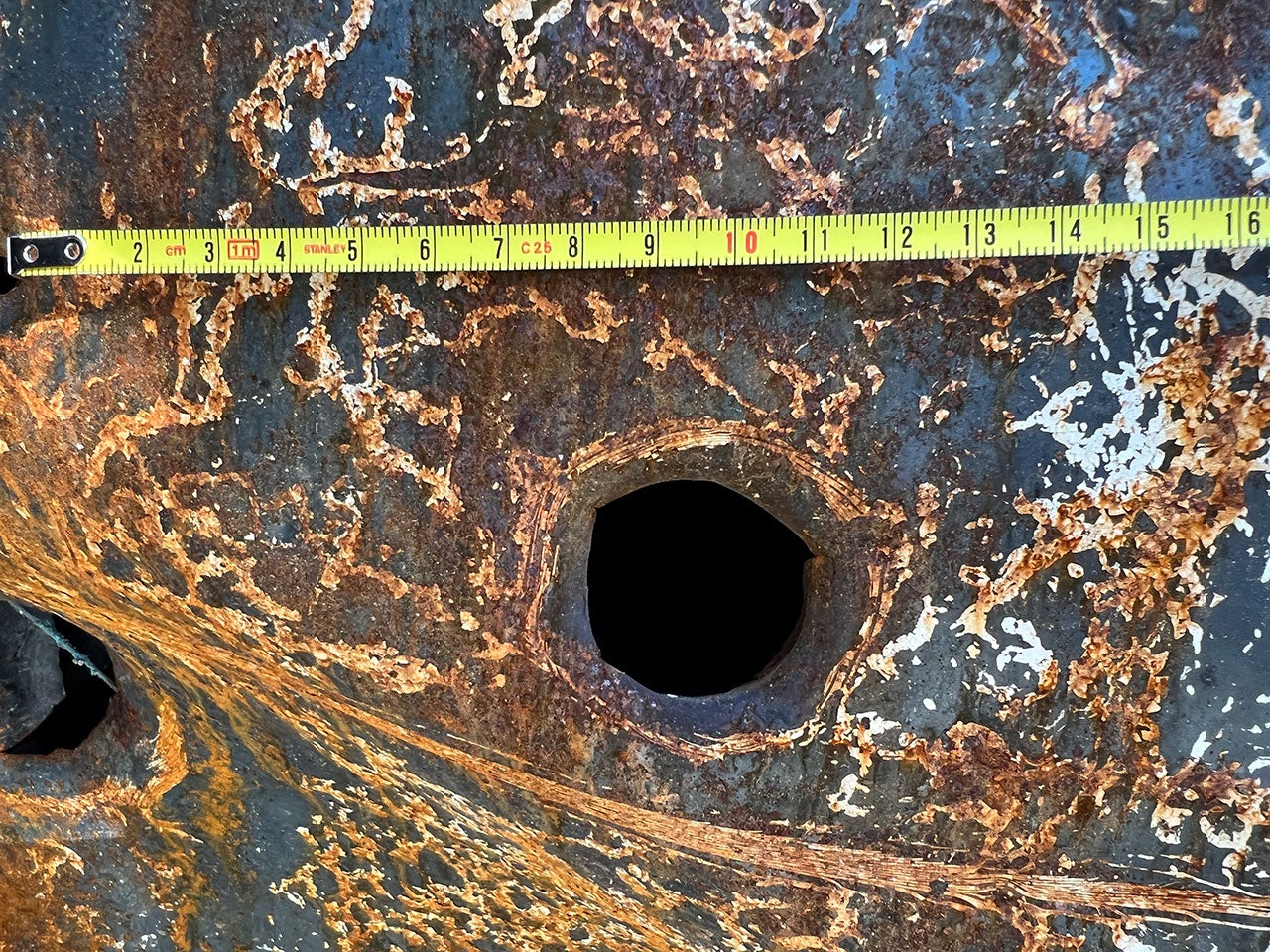 Пробоина от крупнокалиберной пули на остове таджикистанской машины скорой помощи после обстрела 16 сентября 2022 г. в районе моста у селения Чорбог. Там же в тот же день были обстреляны еще одна машина скорой помощи и машина с гражданскими лицами. Таджикистан. © 2022 Jean-Baptiste Gallopin/Human Rights Watch