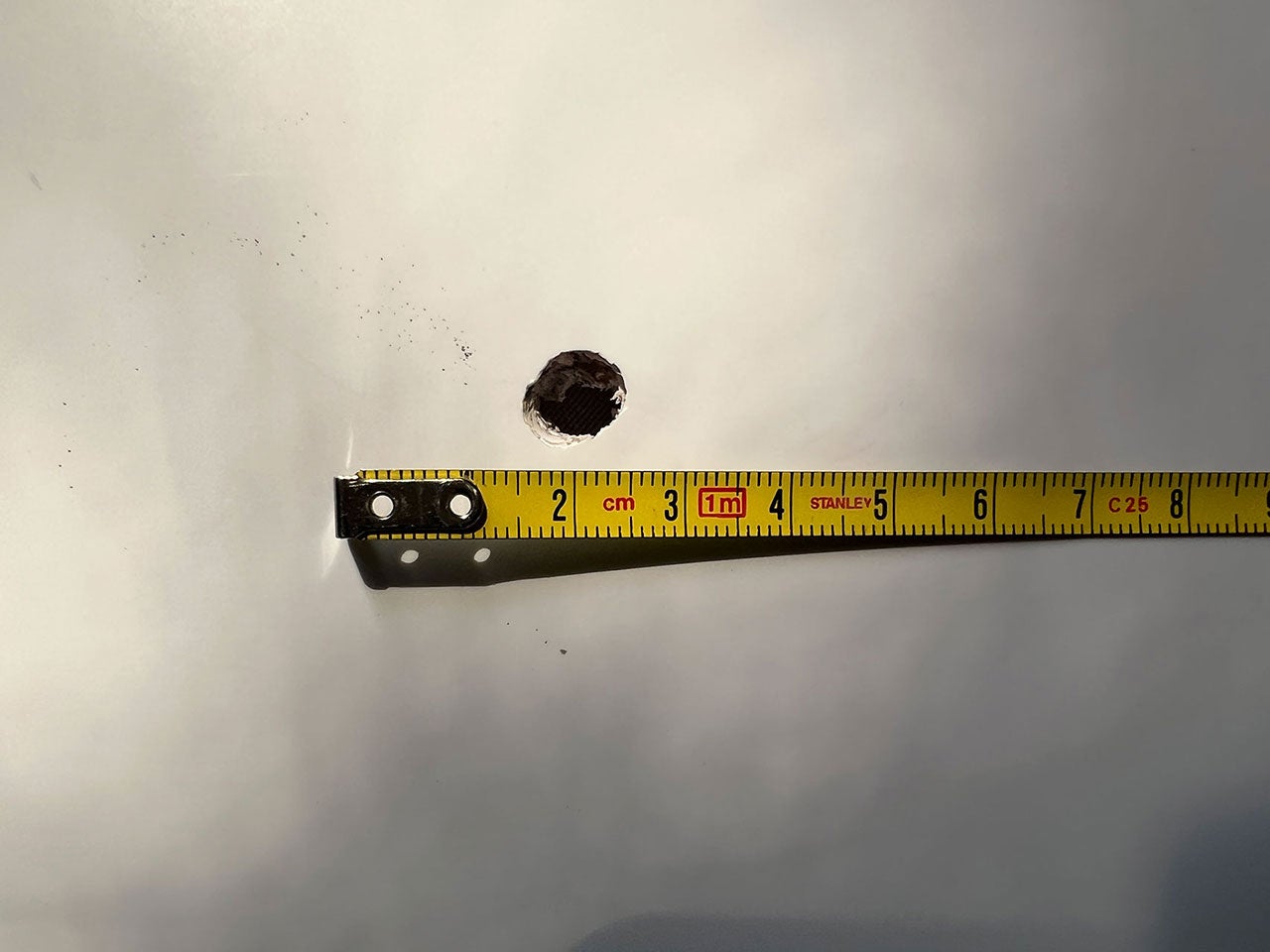 Пулевая пробоина на таджикистанской машине скорой помощи больницы Унги, попавшей под обстрел кыргызстанских сил в селении Овчикалача 16 сентября 2022 года. В результате этого обстрела погибли два медработника. Таджикистан. © 2022 Jean-Baptiste Gallopin/Human Rights Watch