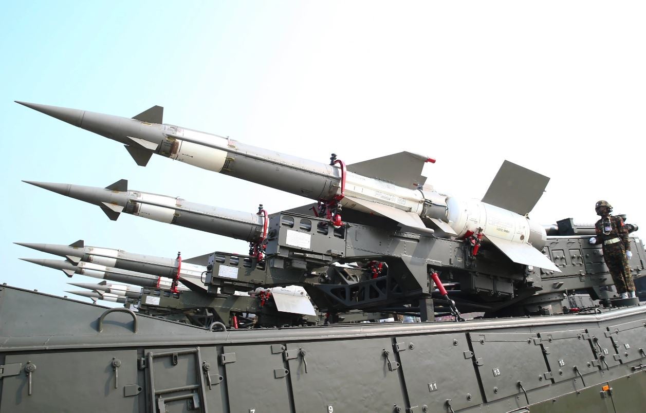 Un soldat de l'armée du Myanmar était debout sur un véhicule militaire transportant des missiles lors d'un défilé commémorant la 77ème Journée des forces armées du Myanmar à Naypyitaw, au Myanmar, le 27 mars 2022. 