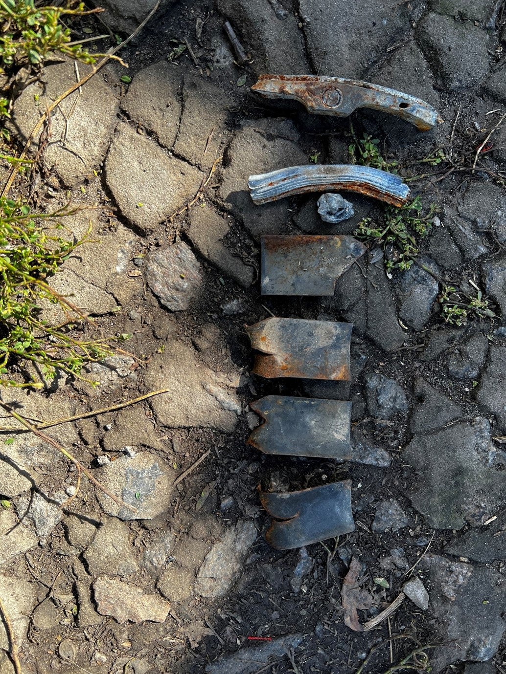 Фрагменты осколочных боевых элементов 9Н210 или 9Н235, которые местные жители нашли у себя в огороде на левом берегу реки Северский Донец в период российской оккупации в 2022 г. 