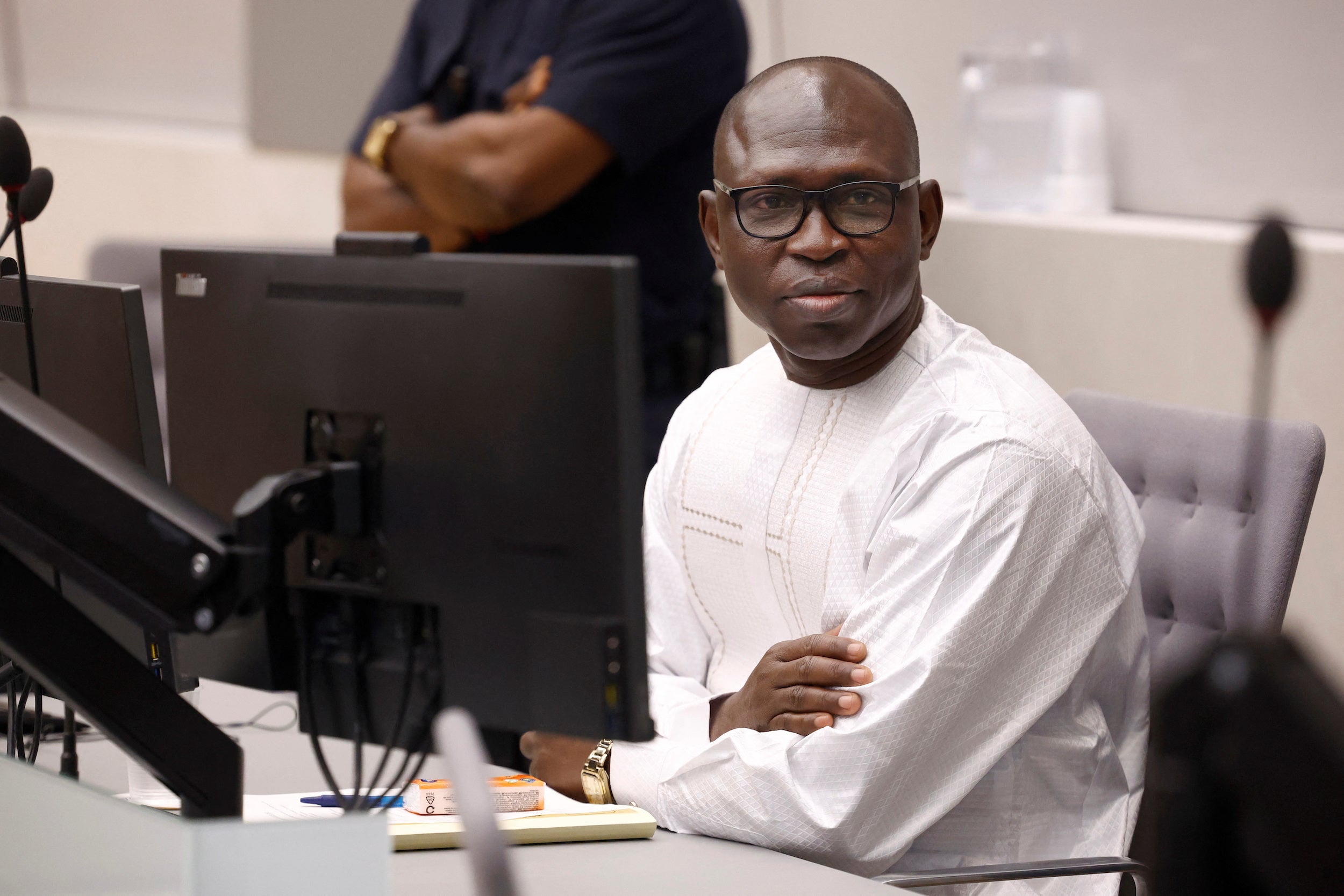 L'ancien chef d'une milice centrafricaine, Maxim Mokom, assiste aux audiences de la Cour pénale internationale sur les accusations portées contre lui à La Haye, Pays-Bas, le 22 août 2023.