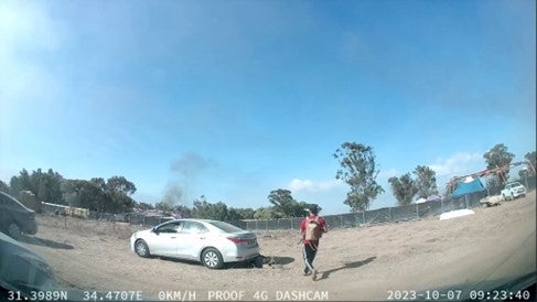 Image d'une vidéo de dashcam (caméra de voiture) enregistrée près du kibboutz de Re'im dans le sud d’Israël le 7 octobre 2023, partagée sur Telegram, et vérifiée. Cette video montre un homme armé prenant en otage un homme ensanglanté et tirant à bout portant sur un autre homme non armé sur le site du festival de musique Supernova qui s’y tenait ce jour-là.