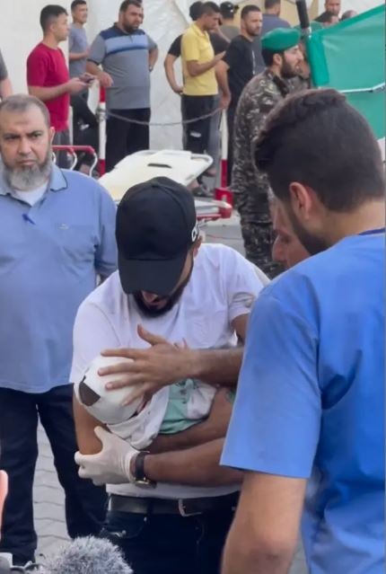 Sebuah tangkapan layar dari sebuah video grafis yang dibagikan di Instagram pada 10 Oktober oleh fotografer Motaz Azaiza, yang menunjukkan anak-anak yang tewas dan terluka parah, di luar Rumah Sakit Al-Shifa Gaza setelah serangan militer Israel. 