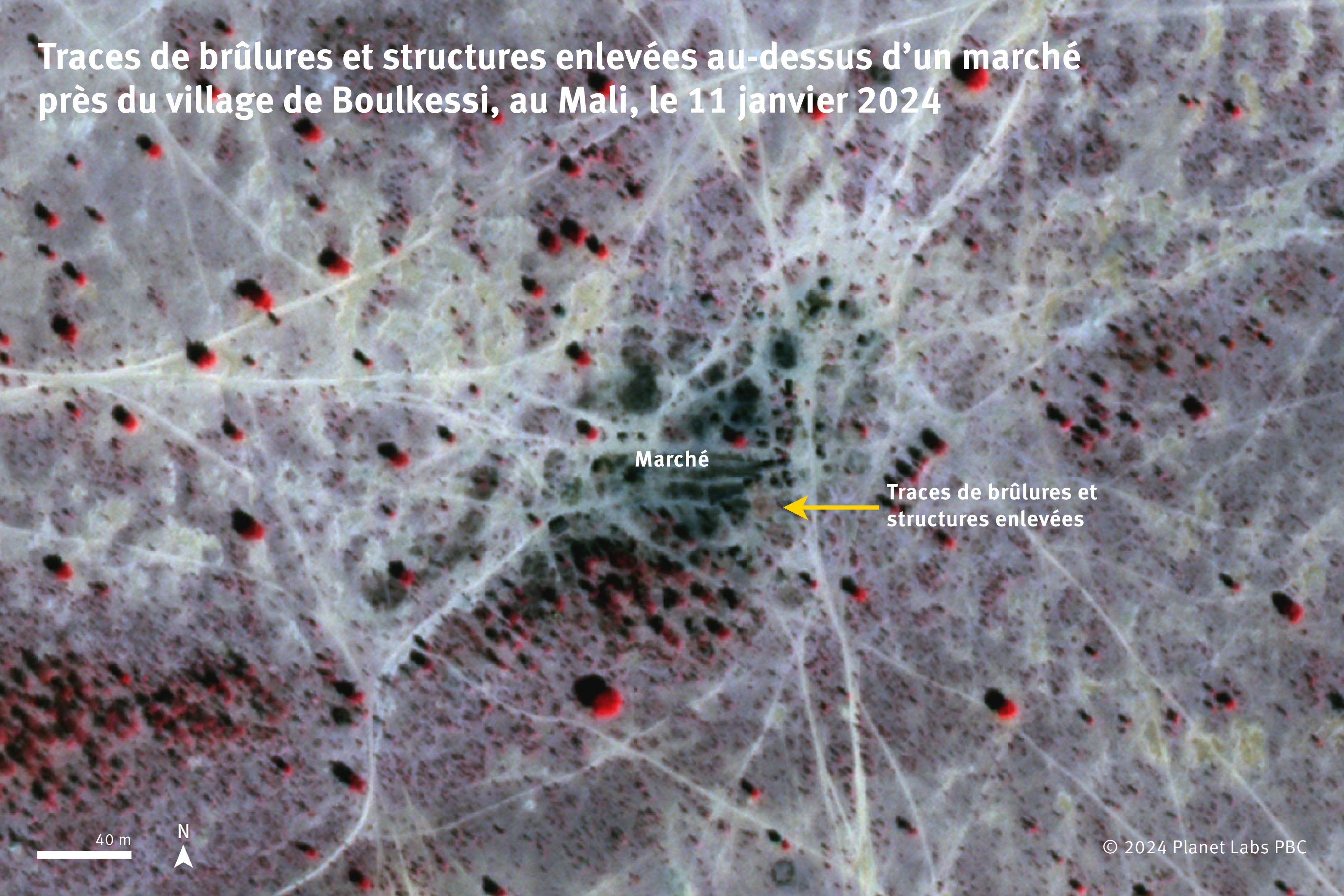 Une image satellite infrarouge du 11 janvier 2023 montre un marché détruit situé à 9 kilomètres au nord de Boulkessi, un village au Mali, suite à l’attaque du 18 novembre 2023. Sur les images infrarouges, la végétation apparait en rouge et les zones brulées sont plus sombres que les alentours. Image