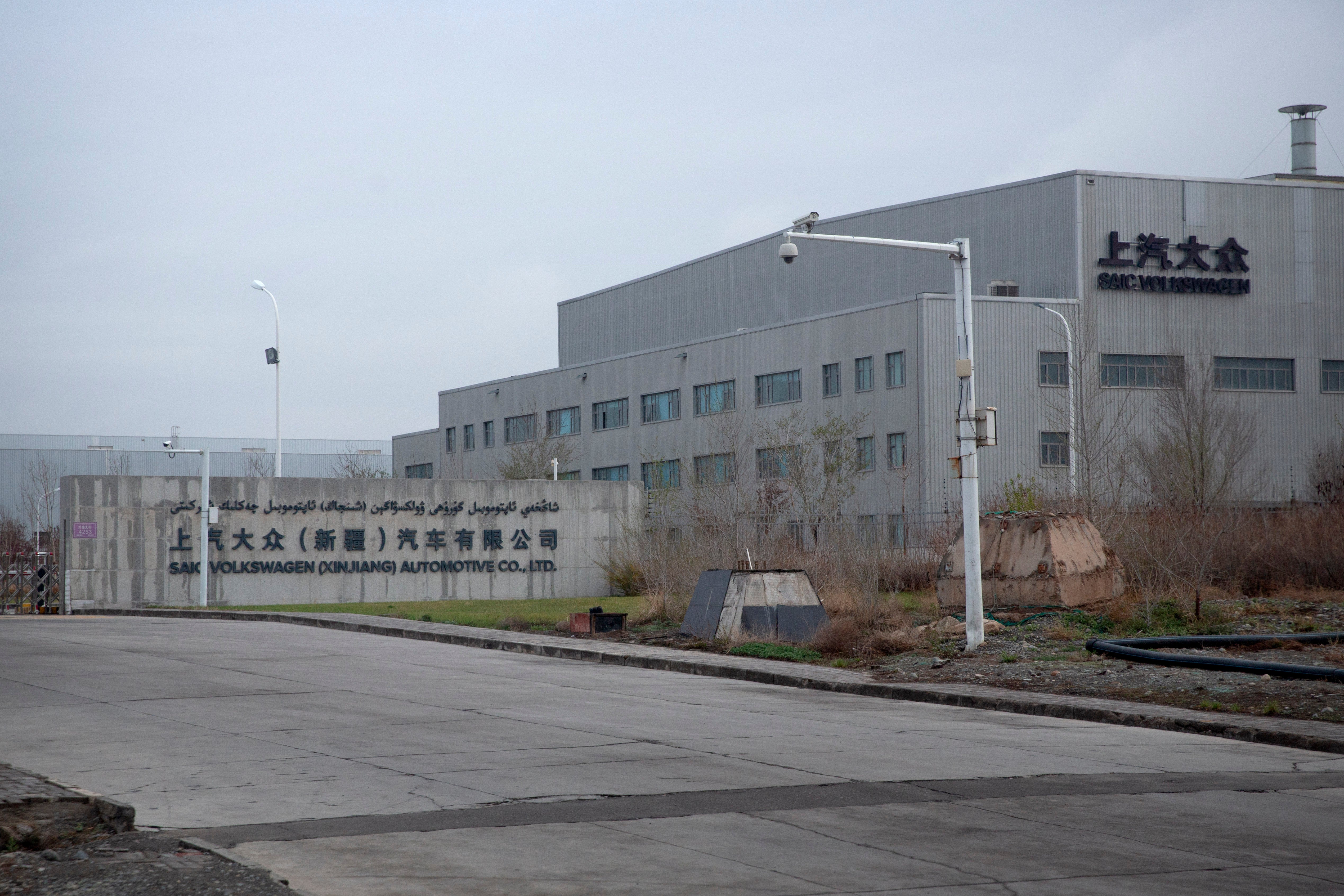 Une usine exploitée par une filiale de SAIC-Volkswagen à la périphérie d'Ürümqi, la capitale de la région autonome ouïghoure du Xinjiang en Chine. Photo prise le 22 avril 2021.