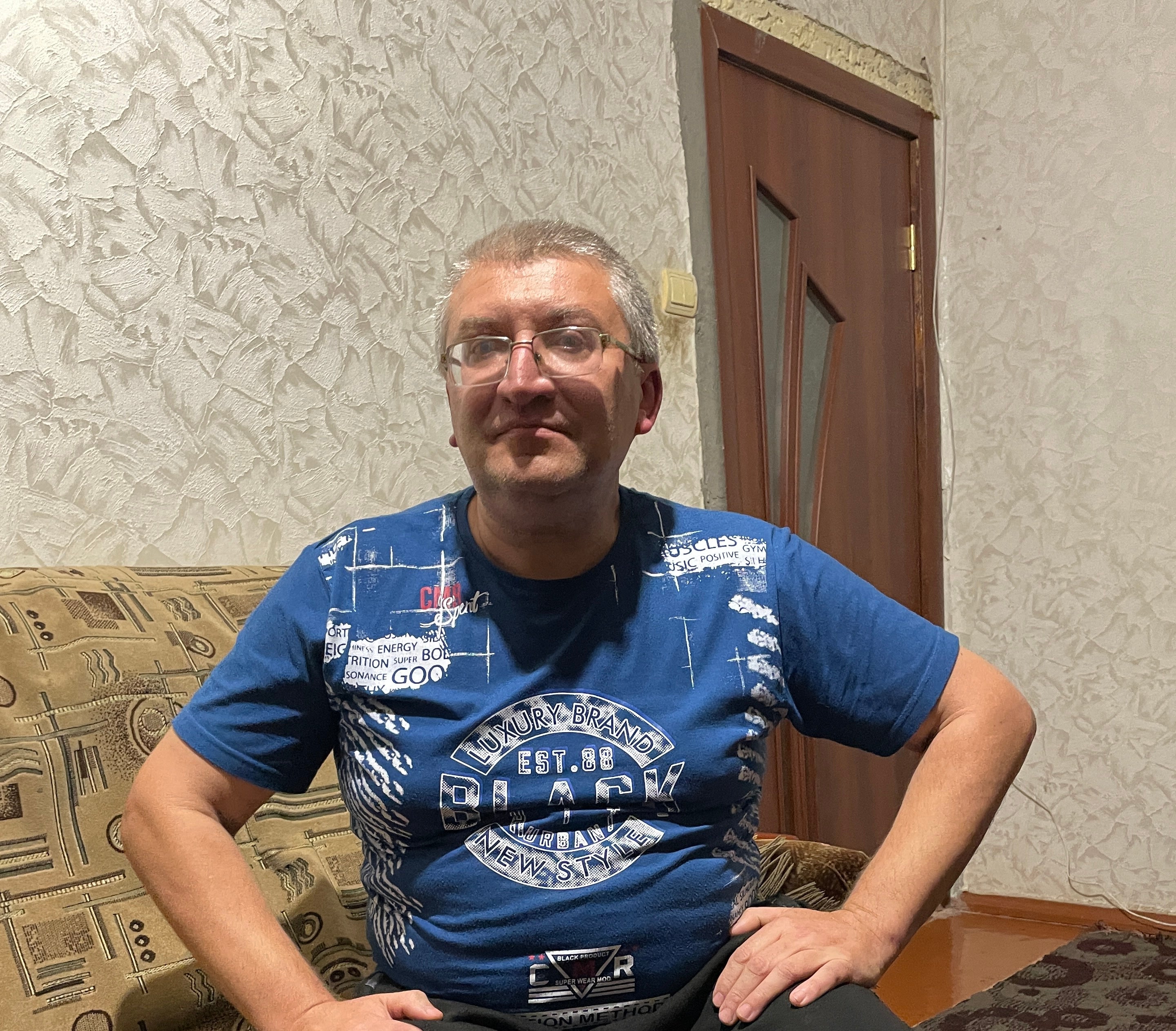 Виталий Чернов у себя дома в поселке Боровское, Украина, ноябрь 2022 года