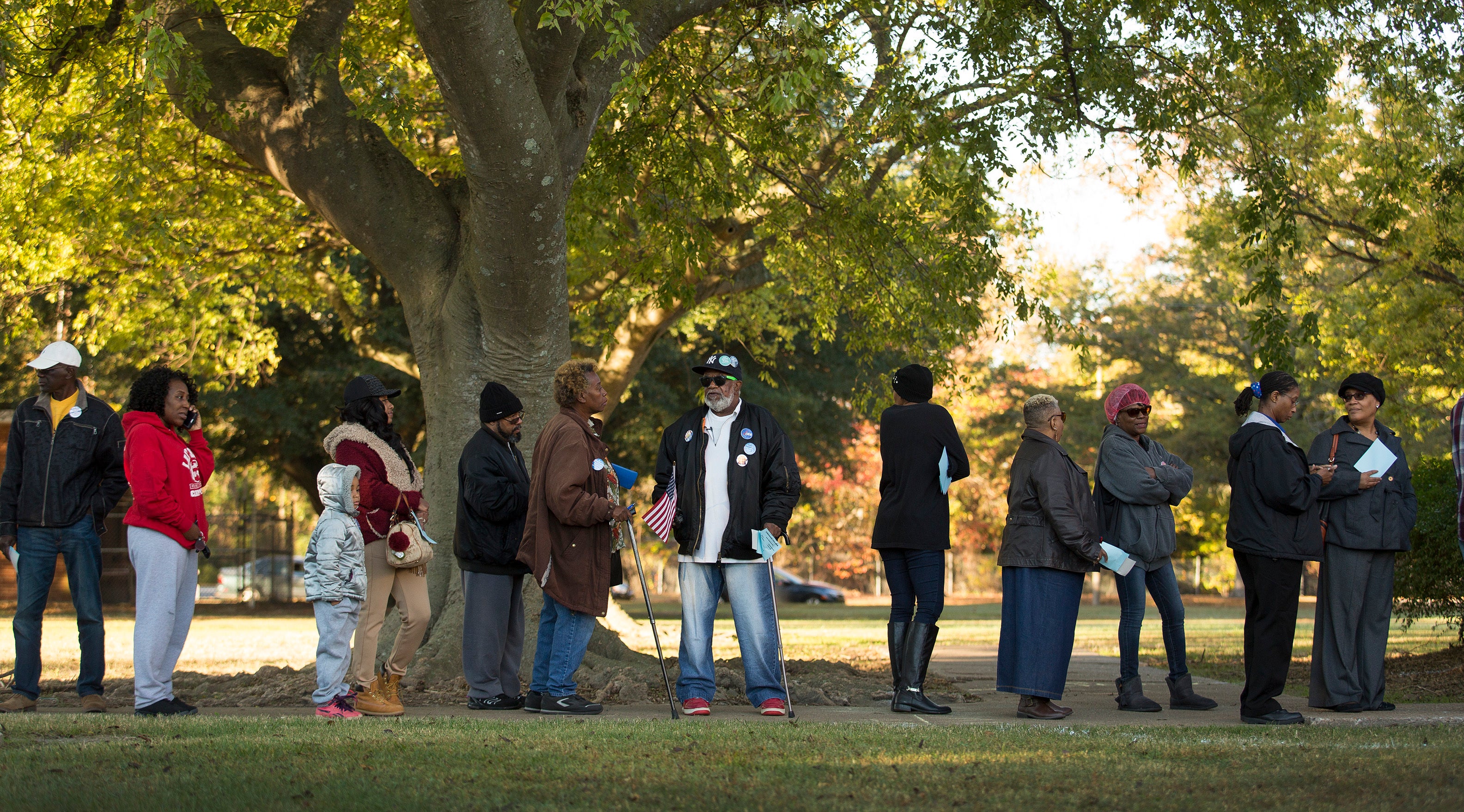 People stand in line to voteSpellman Bernard Smith, Jr. de 78 años, al centro, hace fila con otros votantes en la escuela secundaria Rosemont de Norfolk, Virginia, para emitir su voto, el 8 de noviembre de 2016, día de las elecciones. Smith, que tiene una condena por delito grave, recuperó recientemente su derecho al voto y pudo sufragar por primera vez en las elecciones presidenciales. © 2016 Bill Tiernan/The Virginian-Pilot vía AP