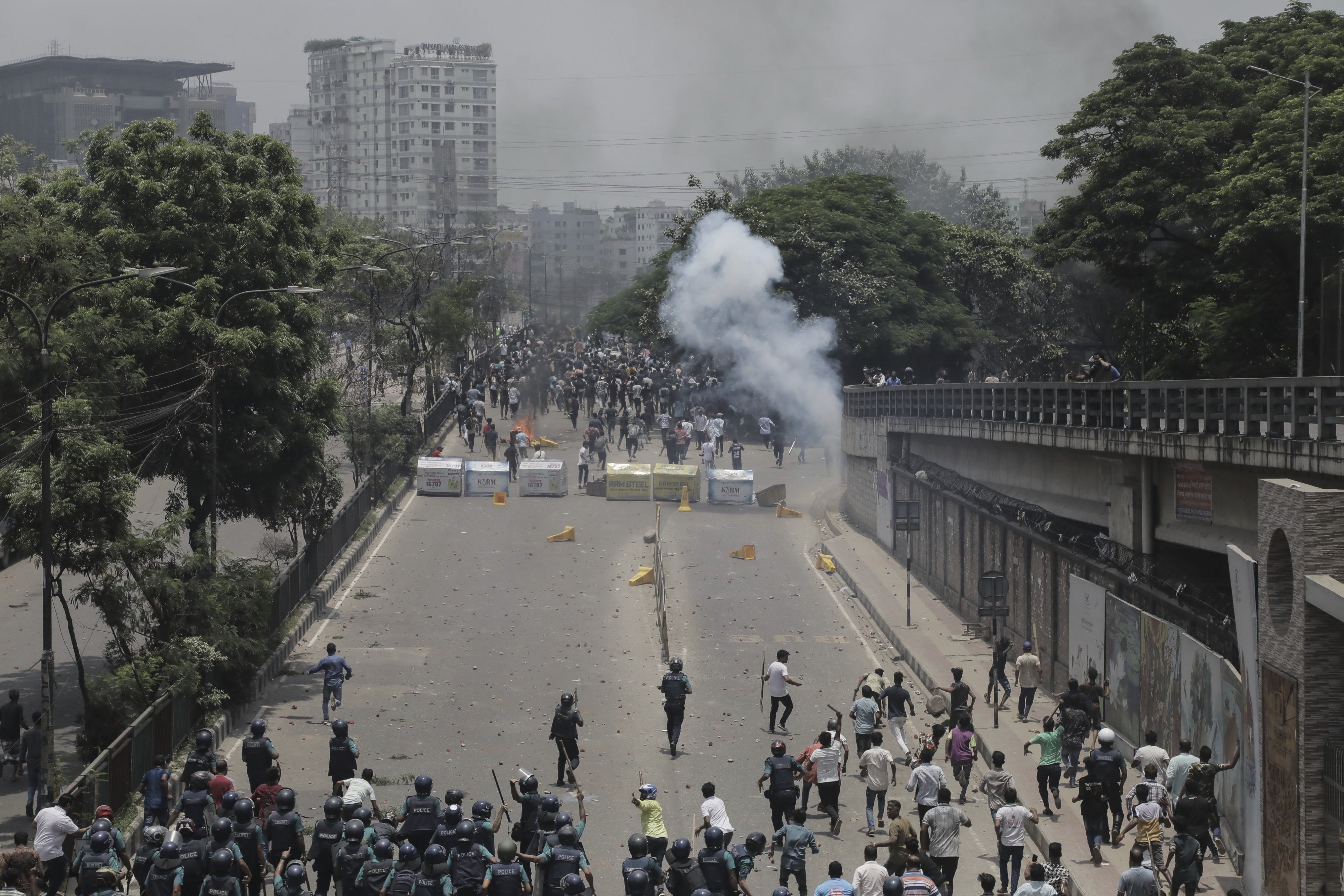 Une foule de manifestants face à la police à Dhaka, au Bangladesh, le 18 juillet 2024. 