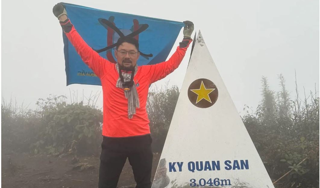 L’activiste vietnamien Nguyen Chi Tuyen, photographié au sommet de la montagne Ky Quan San, au Vietnam.