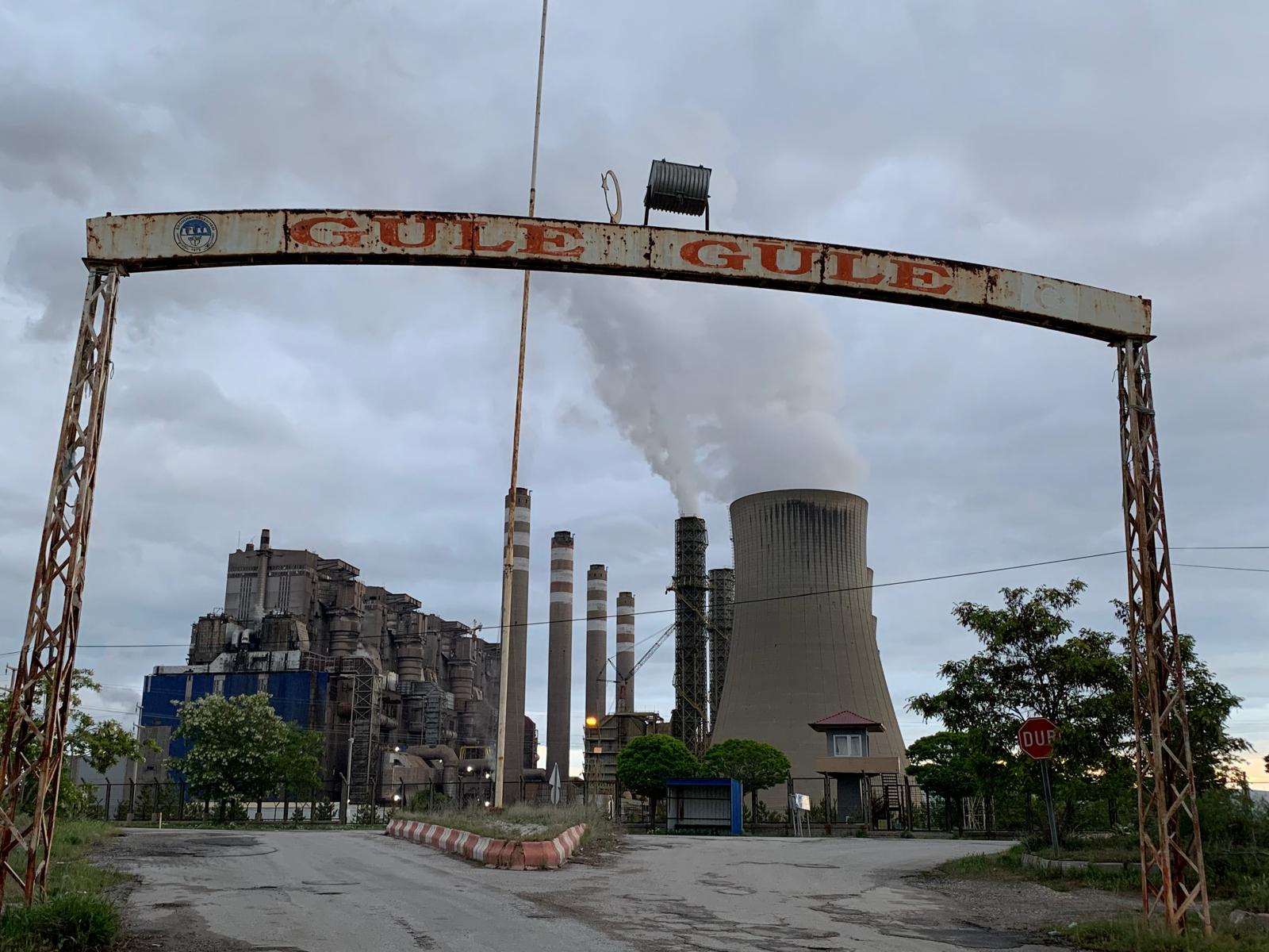 Afşin-Elbistan A kömürlü termik santralinin 500 metre yakınında yer alan Çoğulhan Köyü girişi. Afşin, Kahramanmaraş, Türkiye