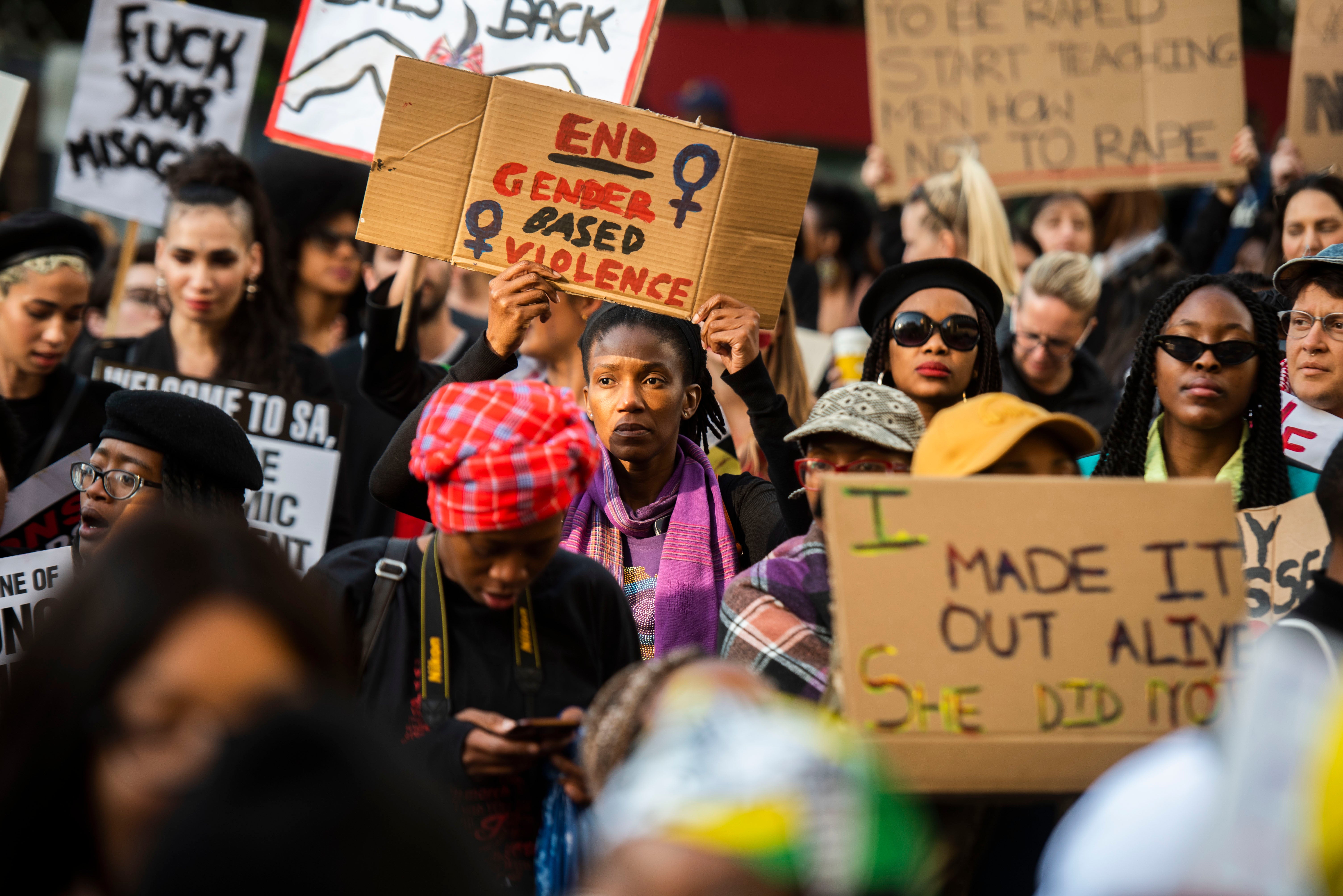 Des femmes sud-africaines manifestaient contre les violences sexistes, ainsi que le harcèlement sexuel au sein d’entreprises, devant la Bourse de Johannesburg, le 13 septembre 2019.