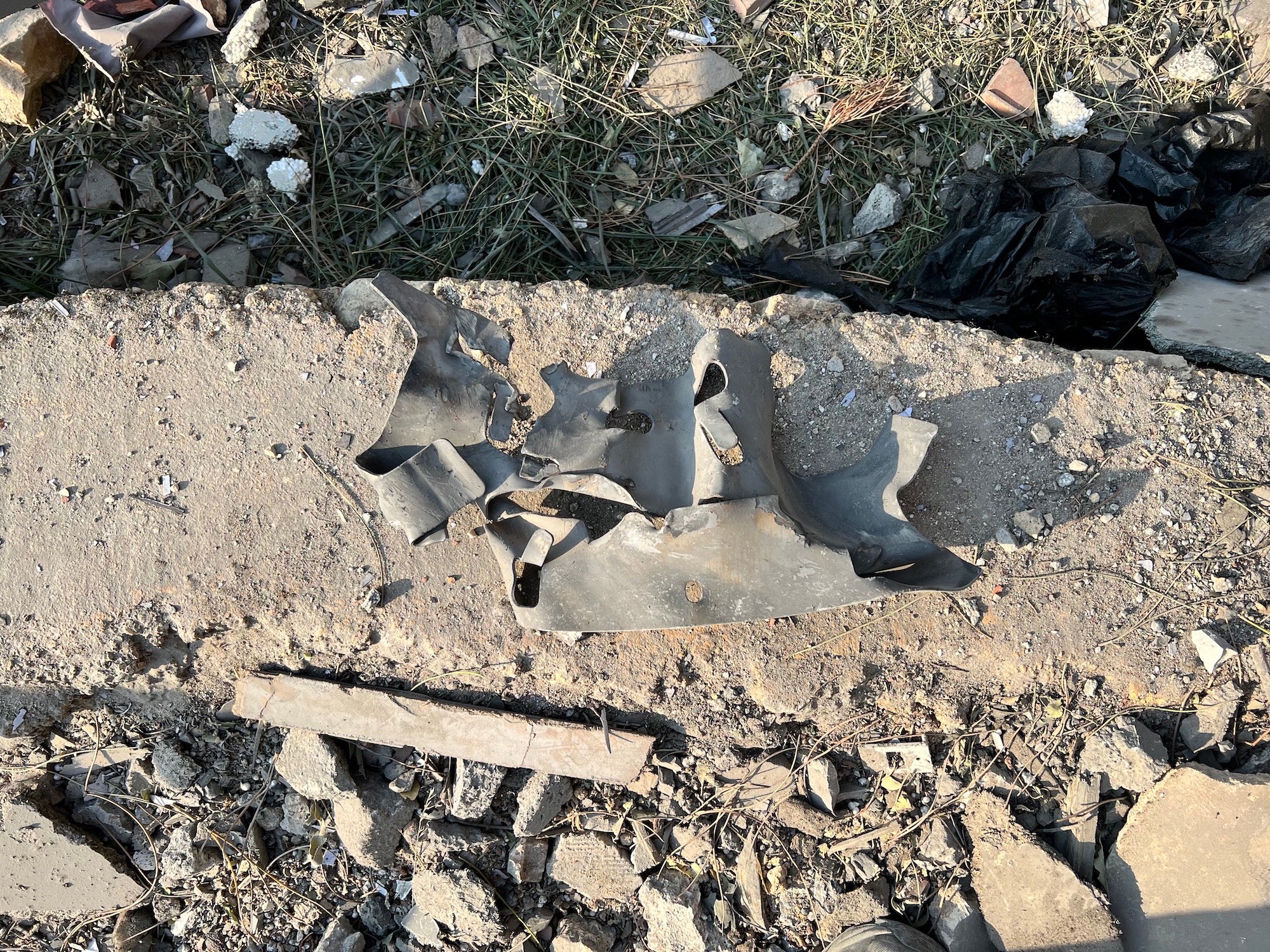Un fragment de bombe trouvé sur le site de la frappe israélienne du 25 octobre 2024 contre le Hasbaya Village Resort dans le sud du Liban.