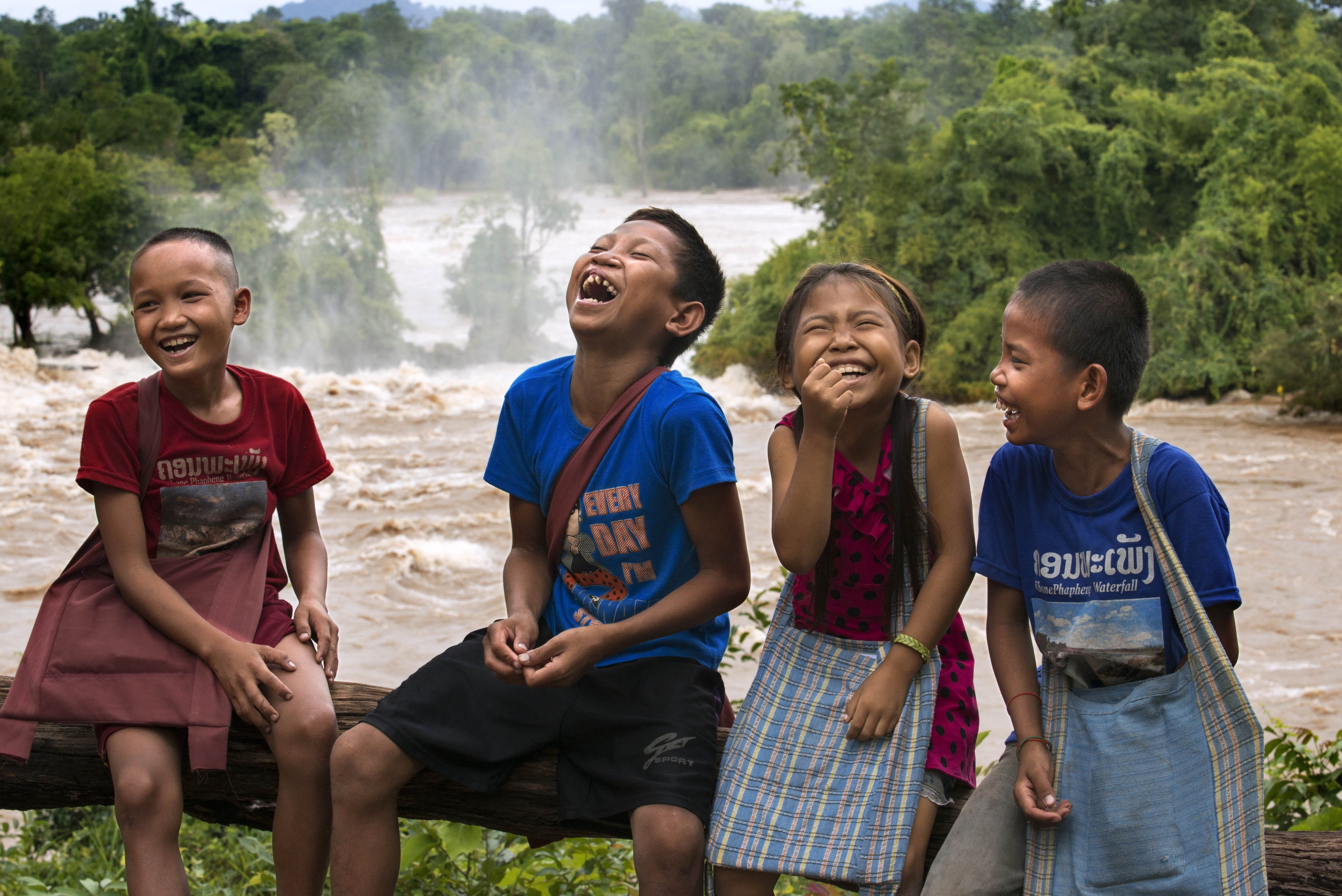 Des enfants riaient sur le site des chutes de Khone Phapheng, au Laos, le 3 décembre 2019.