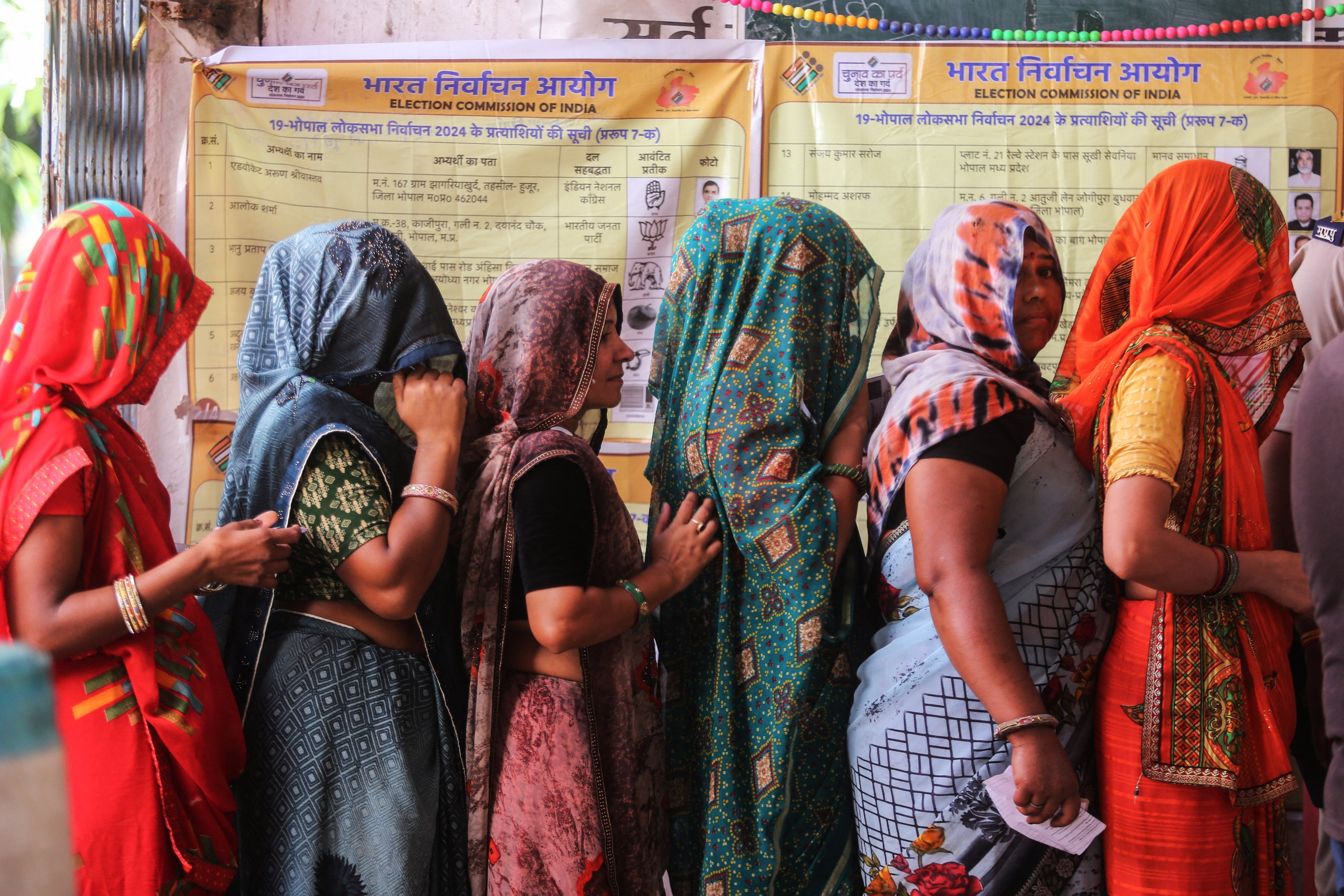 Des femmes indiennes faisaient la queue devant un bureau de vote à Bhopal, en Inde, lors des élections générales dans ce pays, le 7 mai 2024.