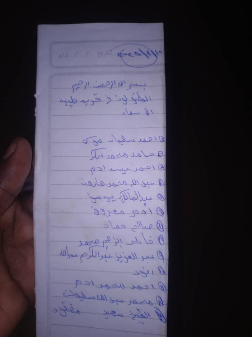 Photographie d’une liste de treize noms de personnes qui ont été tuées lors de l’attaque de Tayba, au Soudan, le 10 janvier 2025.