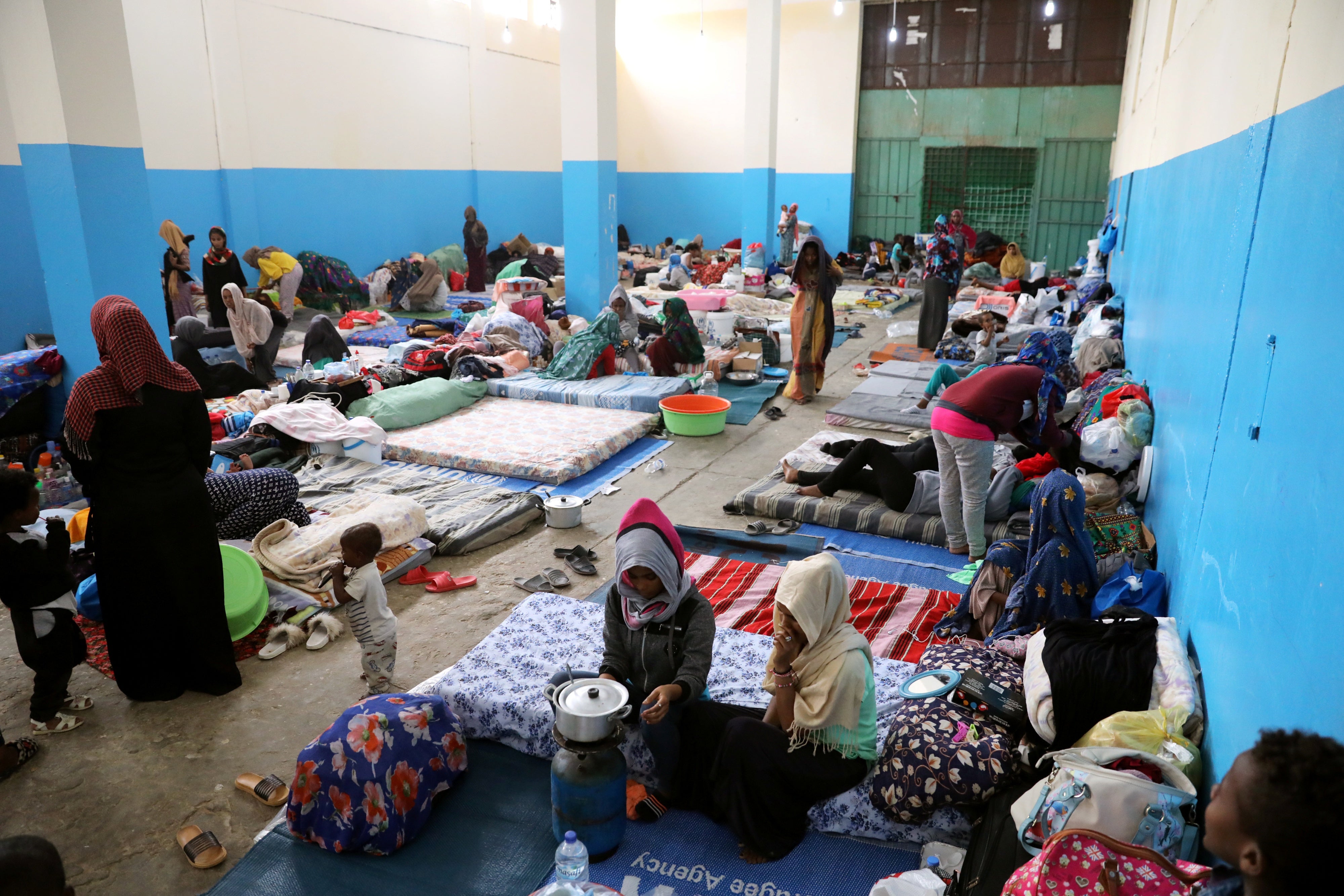 Des femmes et des enfants retenus dans le centre de détention d’al-Nasr à Zawiya (Libye), le 26 avril 2019.  