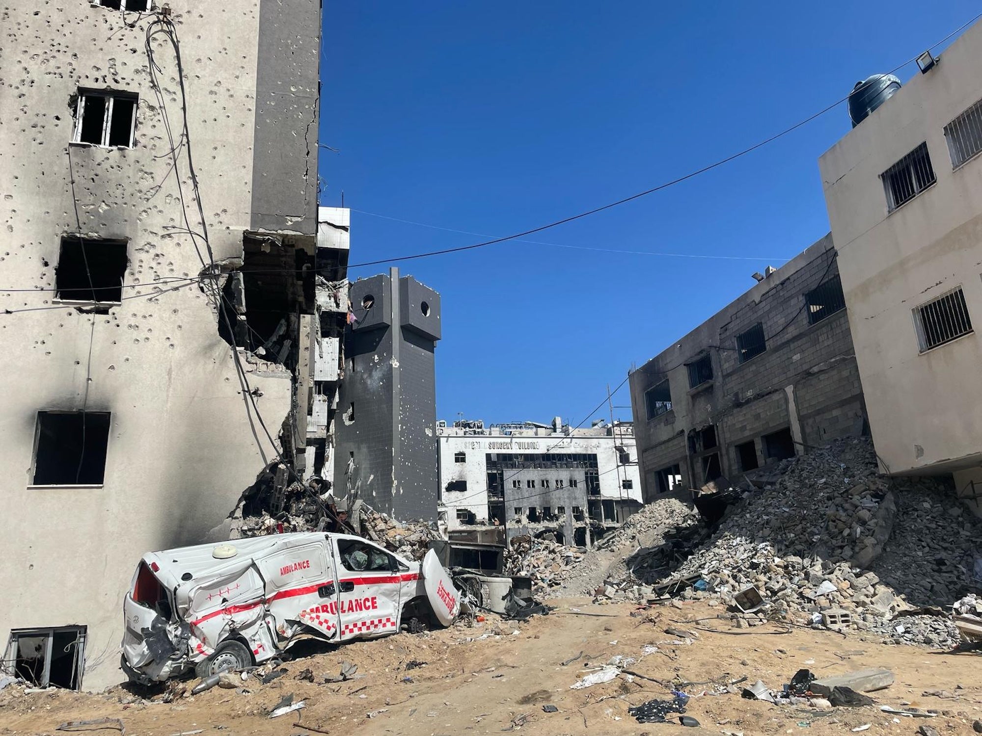 נזק והרס נרחבים שנגרמו, נכון לפברואר 2025, למרכז הרפואי א-שיפאא, שכוחות ישראליים פשטו עליו בנובמבר 2023 ובמארס 2024.