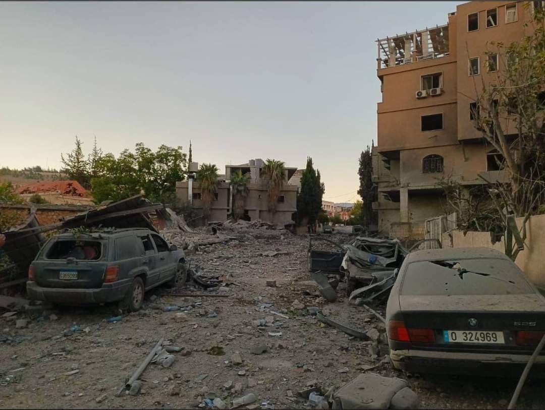 Des décombres et des véhicules partiellement détruits étaient visibles sur le site d’une frappe aérienne israélienne menée le 25 septembre 2024 à Younine (district de Baalbek), dans l’est du Liban.