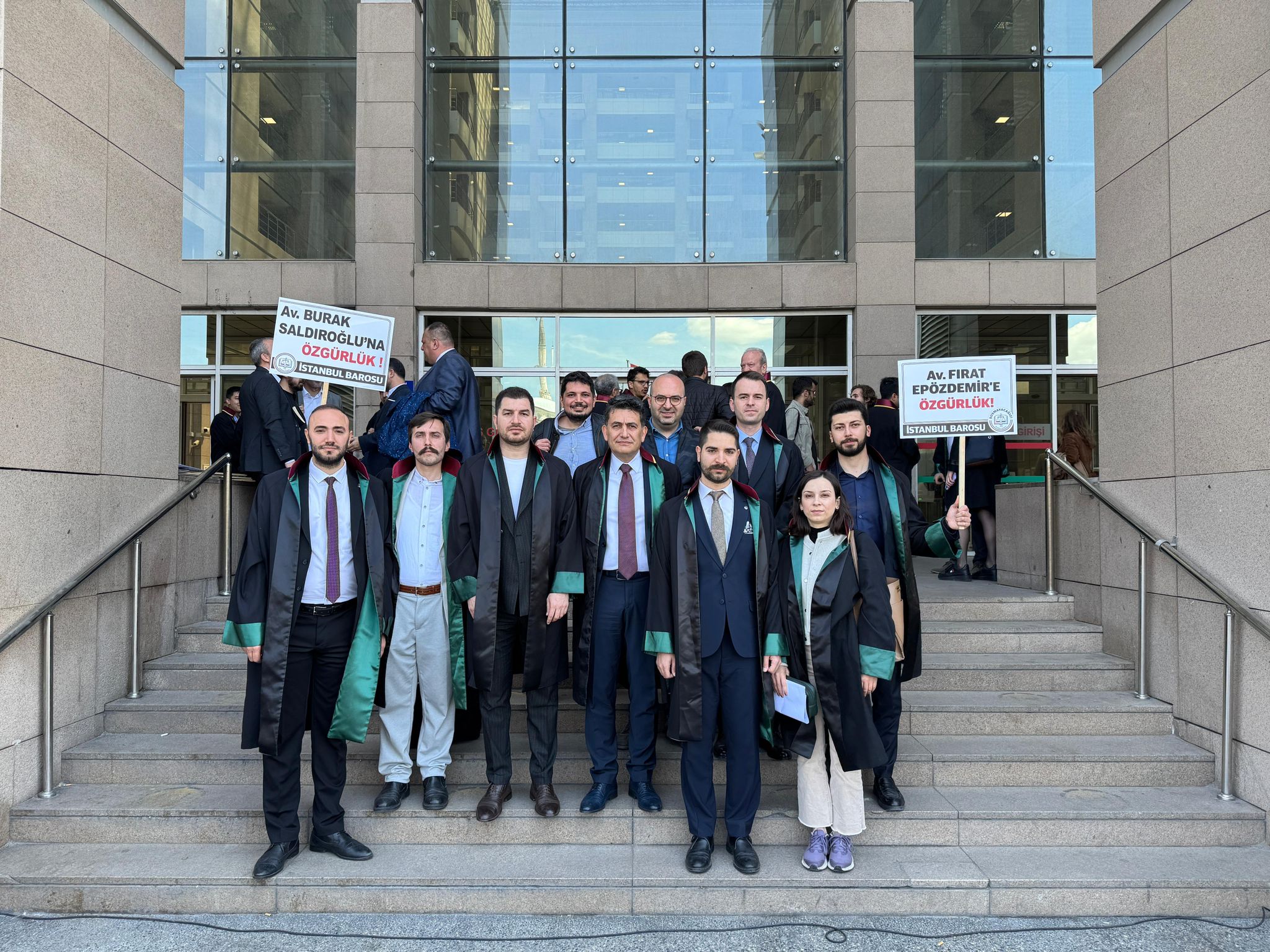 Lawyers protest the arrest of their colleagues outside the courthouse in İstanbul, Türkiye