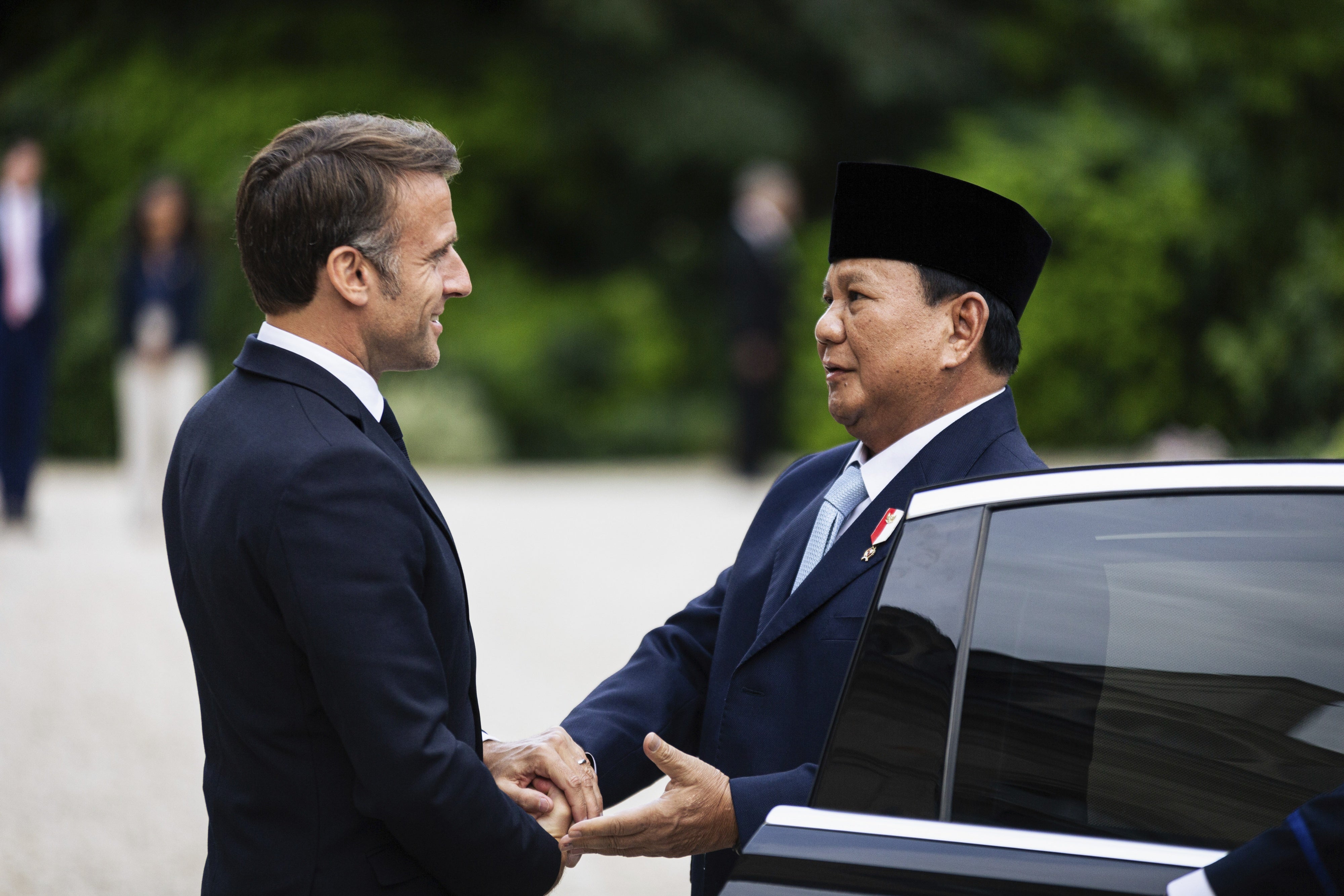 French President Emmanuel Macron (L) and Indonesian President Prabowo Subianto at the Elysée Palace in Paris, France, July 24, 2024. 