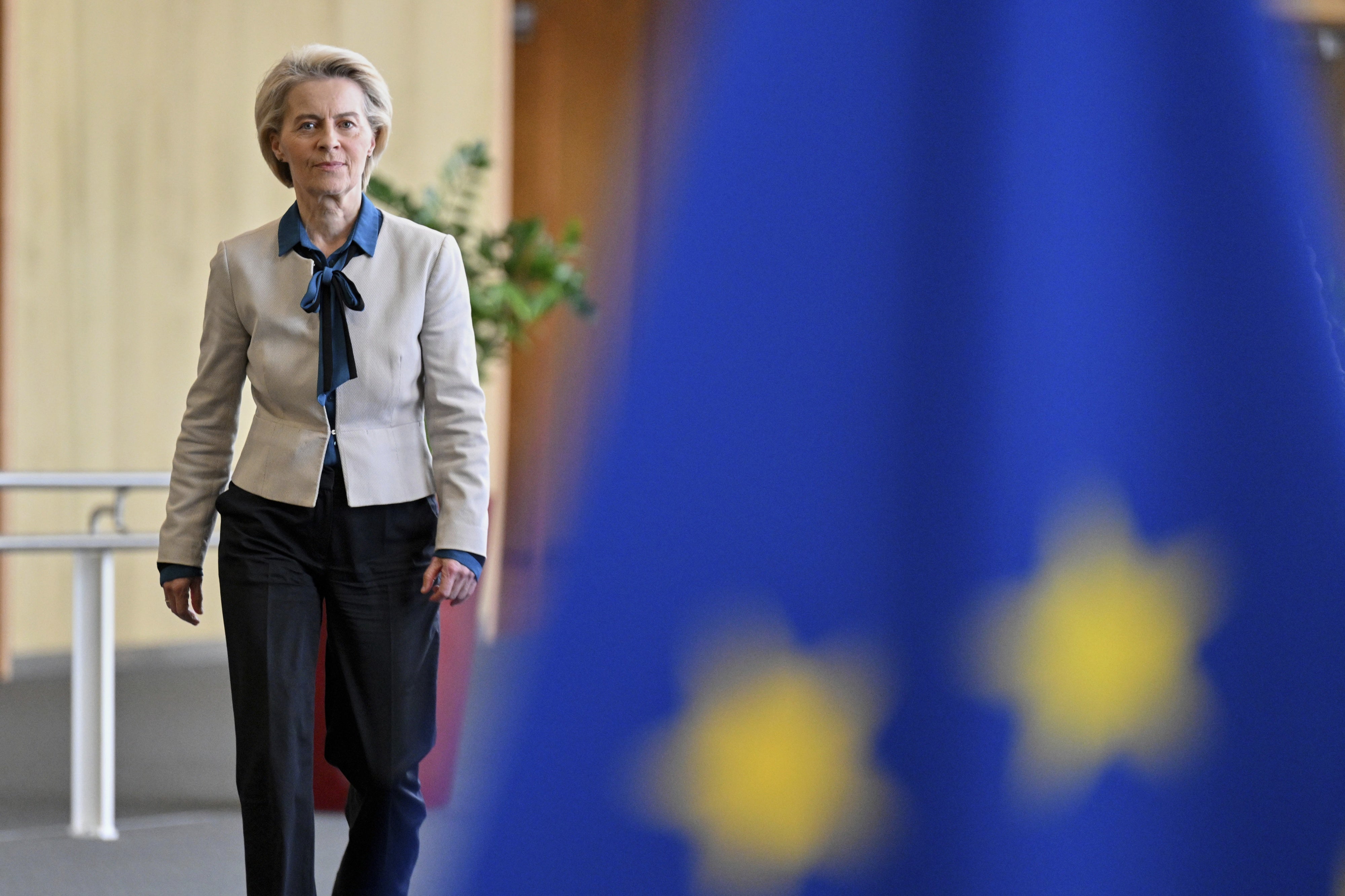 Die Präsidentin der EU-Kommission, Ursula von der Leyen, auf dem Weg zu einem Gespräch mit Vertreter*innen der europäischen Chemieindustrie in Brüssel, 12.5.2025. © 2025 Nicolas Tucat/AP Photo