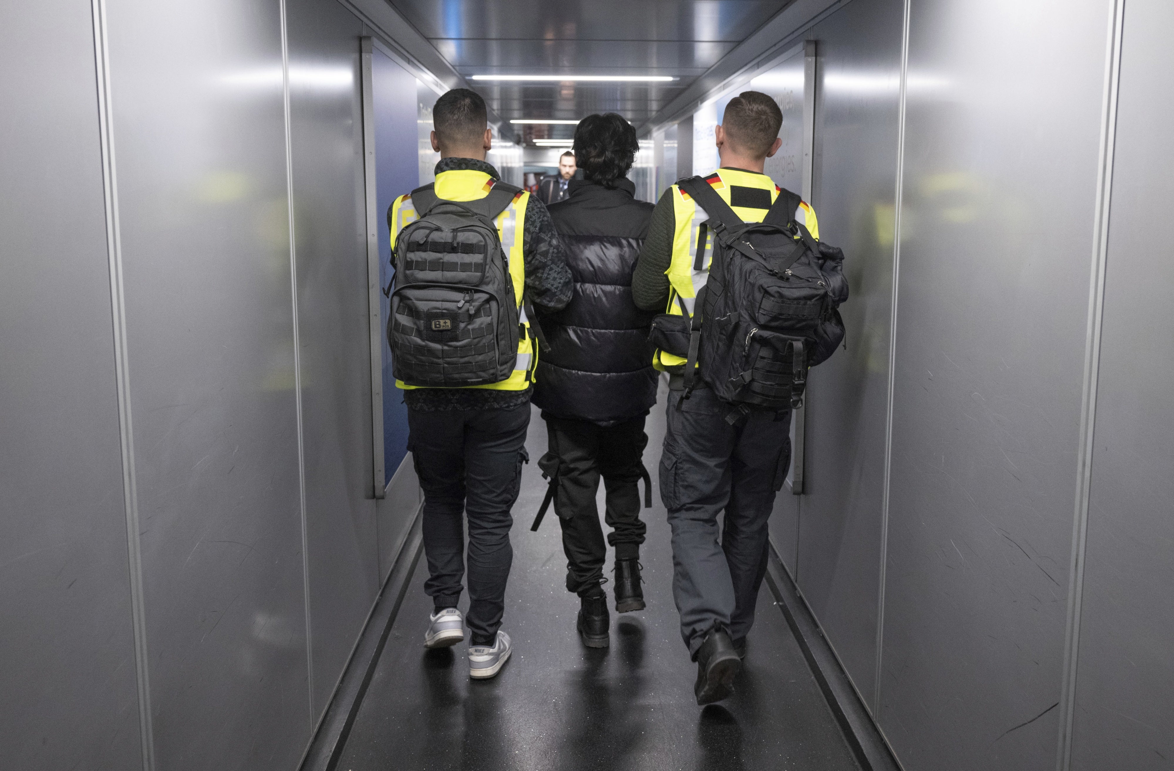 Officers from the German Federal Police take a man on a deportation flight to Pakistan. Frankfurt, February 25, 2025.