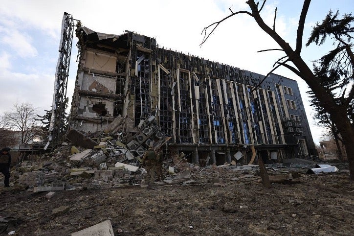 Le siège du Conseil municipal d'Izioum, dans la région de Kharkhiv dans l’est de l’Ukraine, gravement endommagé par un tir de missile russe le 4 février 2025.