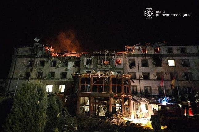 Des flammes jaillissaient du toit de l'Hôtel Tsentralnyi à Kryvyï Rih après l'explosion d'une munition russe, le 5 mars 2025. 