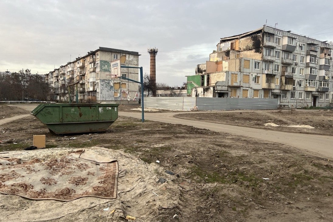 Un immeuble résidentiel à Poltava, dans le nord-ouest de l’Ukraine, partiellement détruit le 1er février 2025 par une frappe de missile russe qui a tué 15 civils et a blessé 20 autres personnes, photographié en mars 2025. 